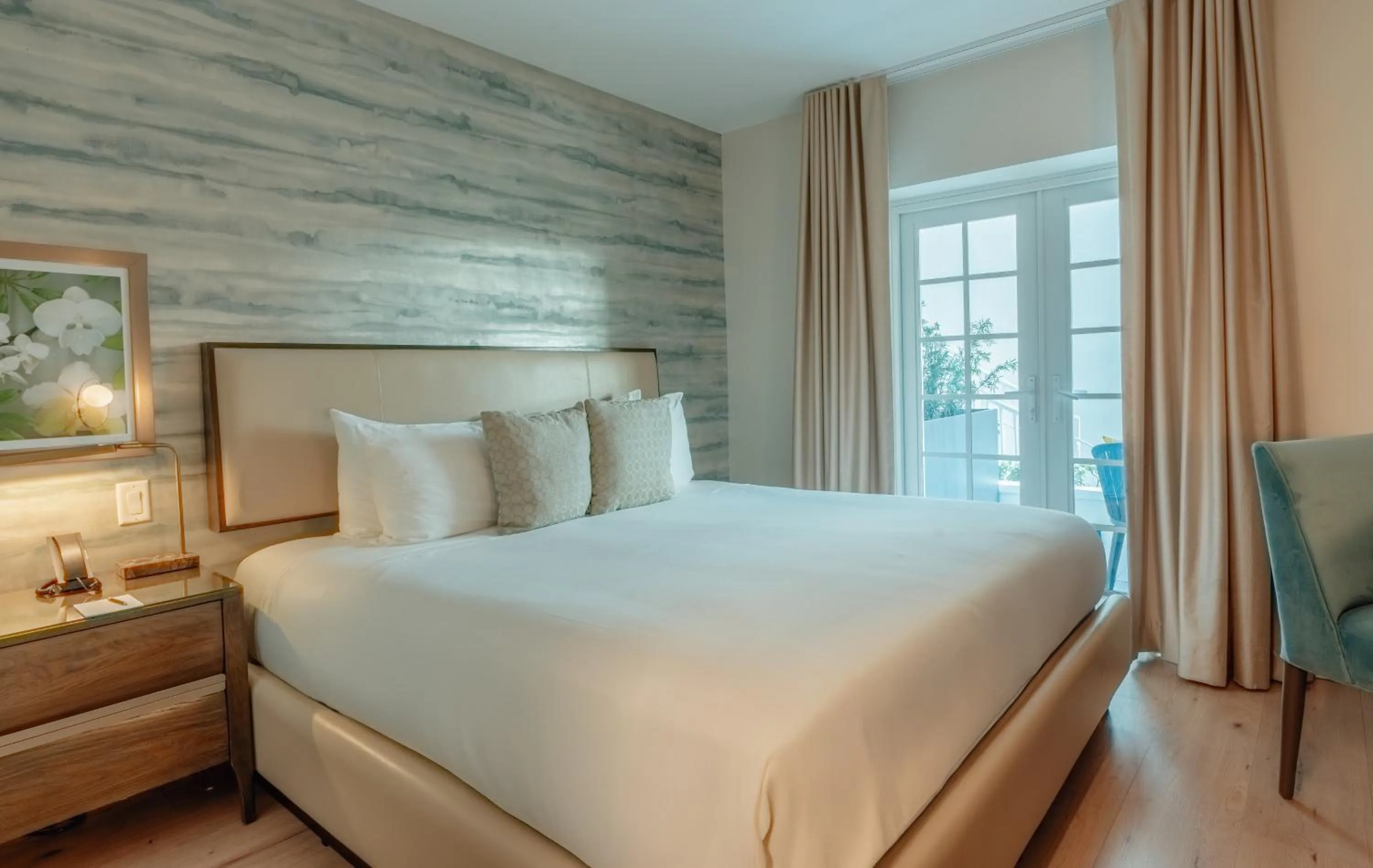 Balcony/Terrace, Bed in Iberostar Waves Miami Beach