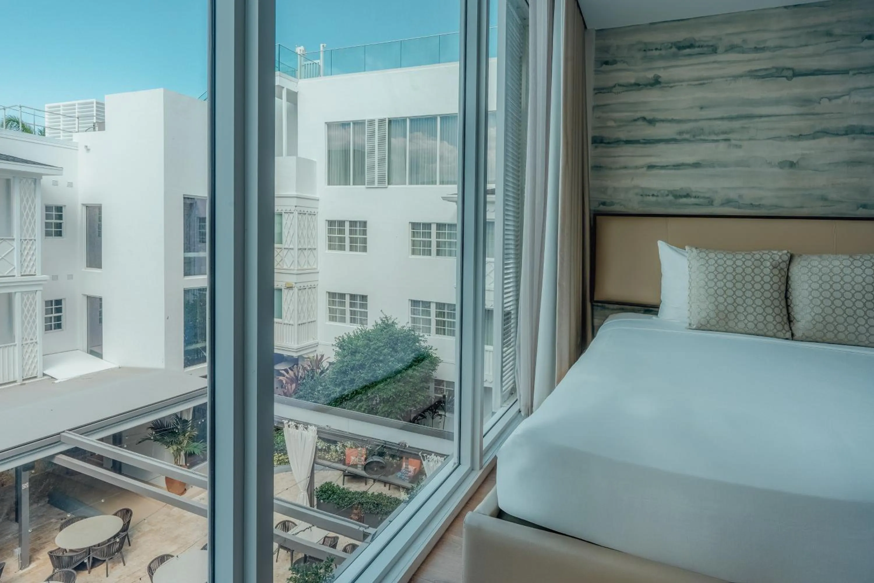 Garden view, Bed in Iberostar Waves Miami Beach