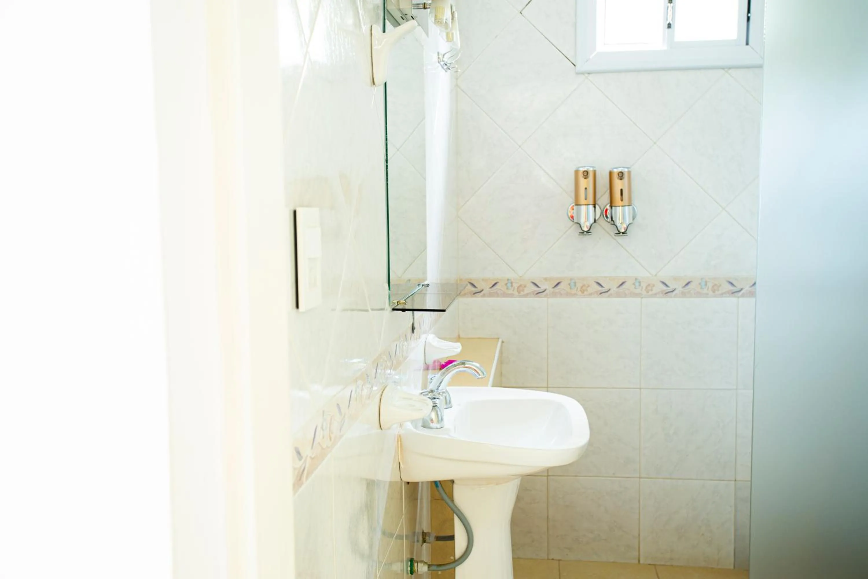 Shower in Hotel Cuesta de Miranda