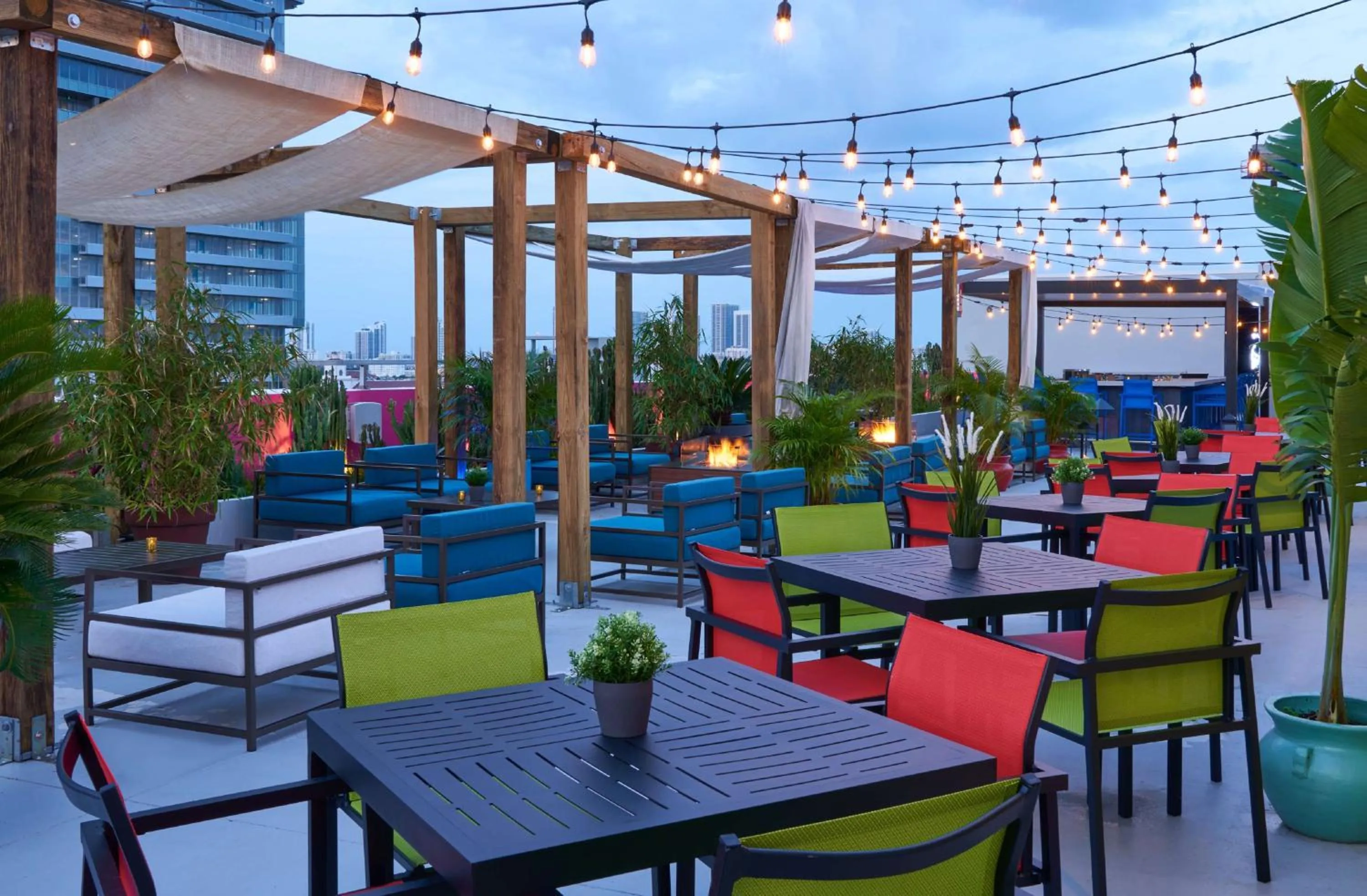 Lounge or bar in SERENA Hotel Aventura Miami, Tapestry Collection by Hilton