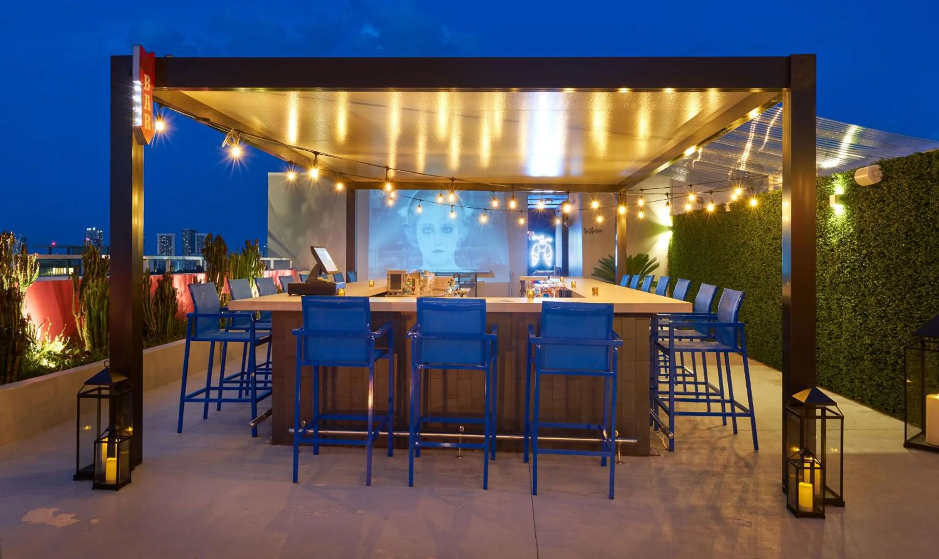 Lounge or bar in SERENA Hotel Aventura Miami, Tapestry Collection by Hilton