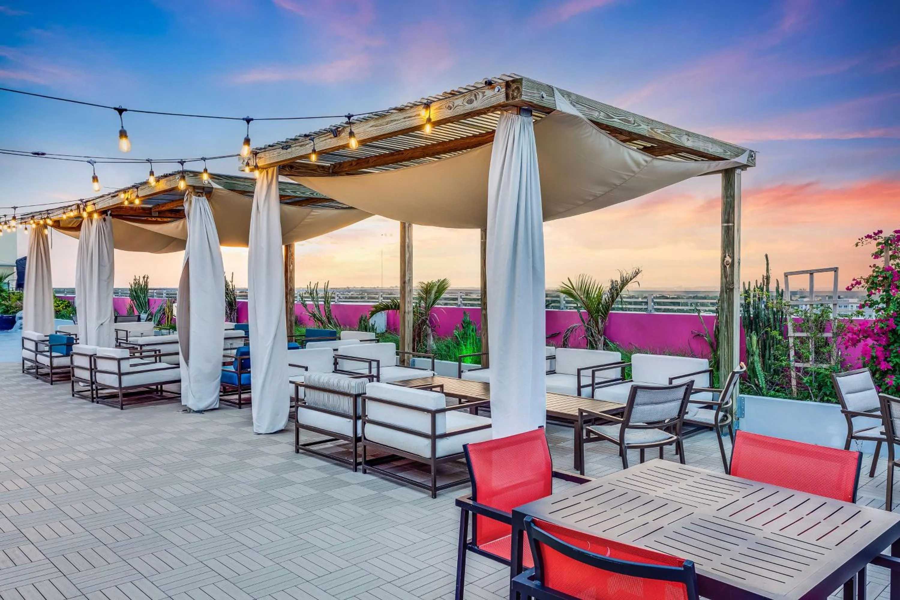 Dining area in SERENA Hotel Aventura Miami, Tapestry Collection by Hilton