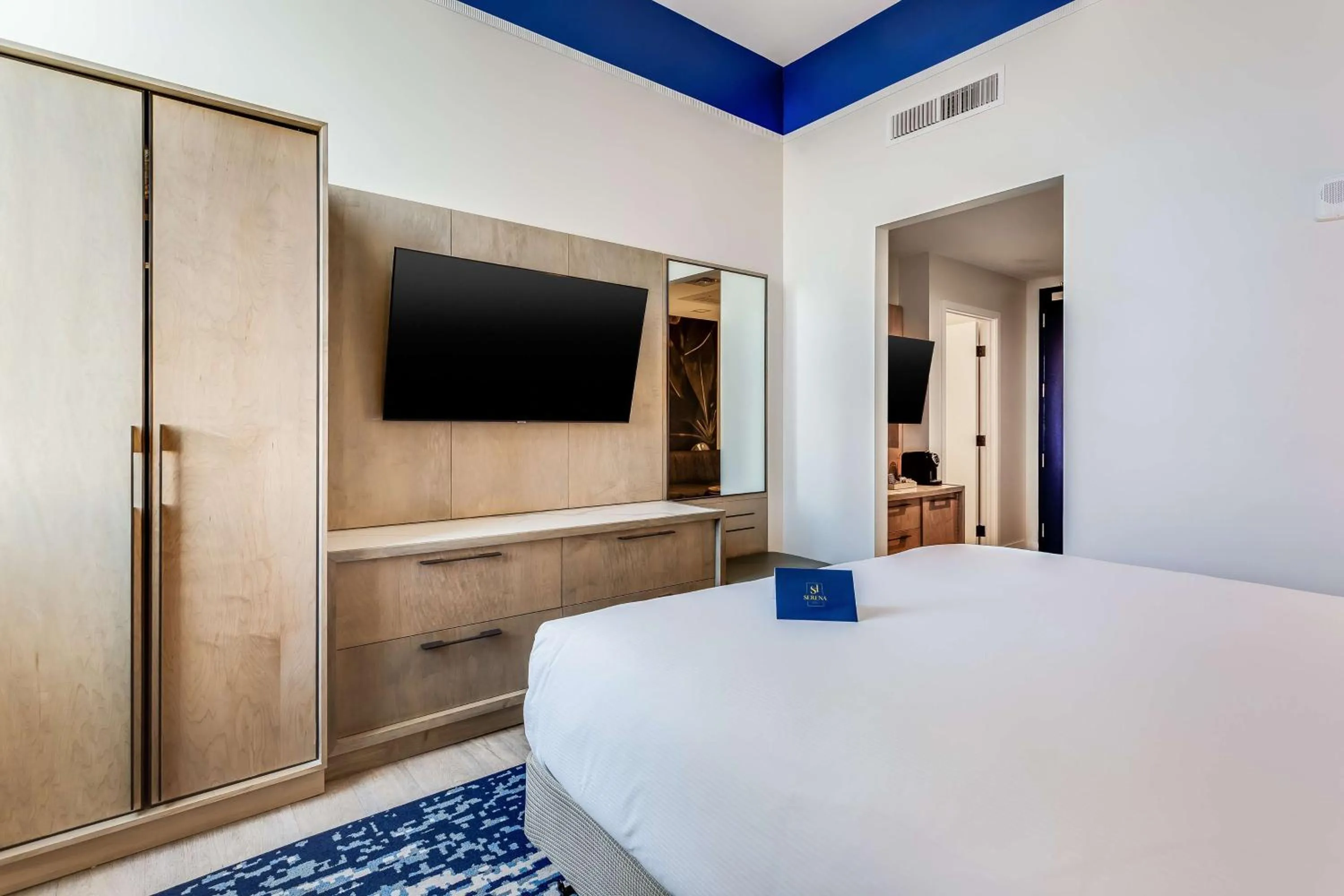 Bedroom, Bed in SERENA Hotel Aventura Miami, Tapestry Collection by Hilton