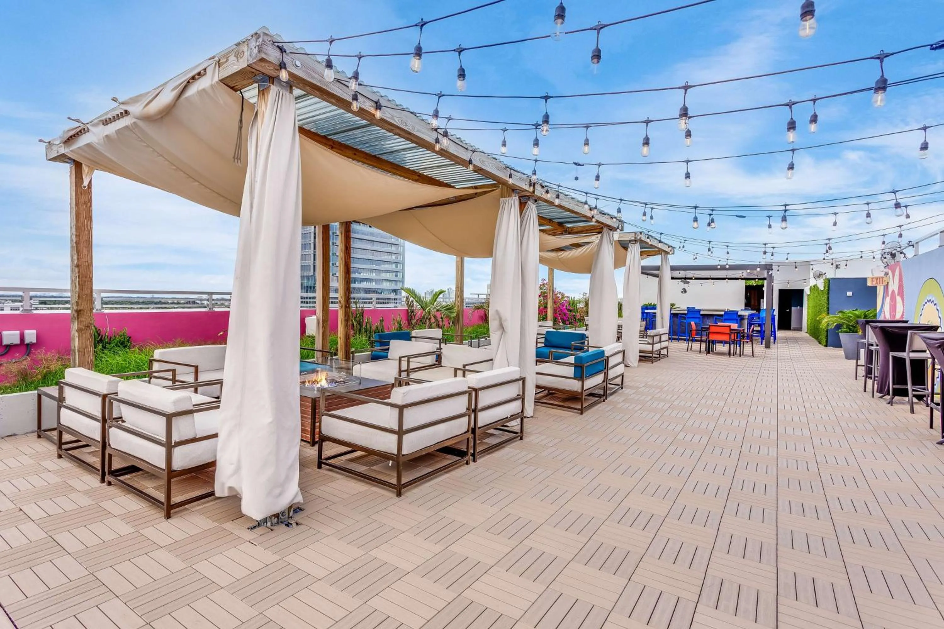 Dining area in SERENA Hotel Aventura Miami, Tapestry Collection by Hilton