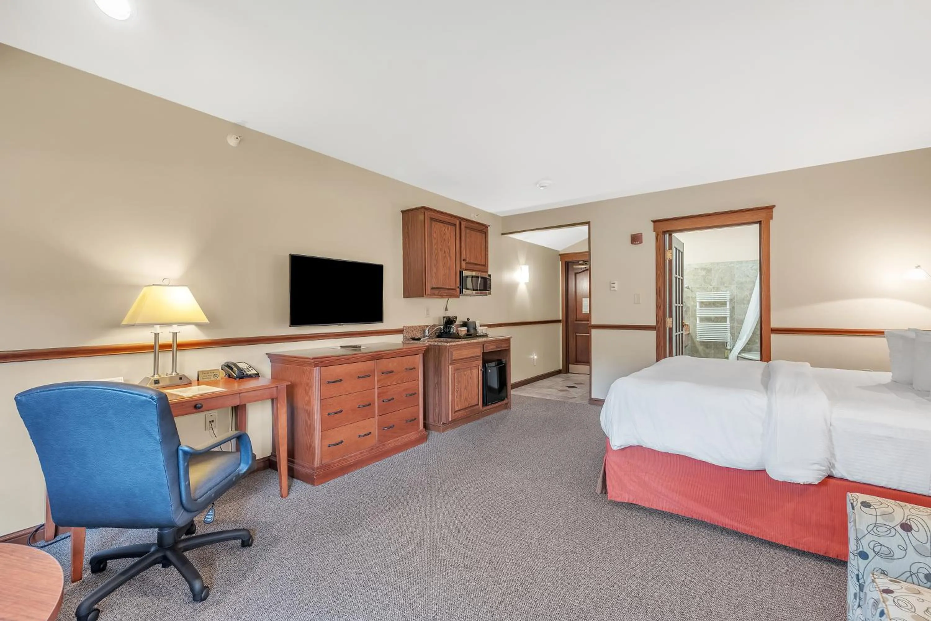 Bedroom, Bed in The Inn at Ohio Northern University