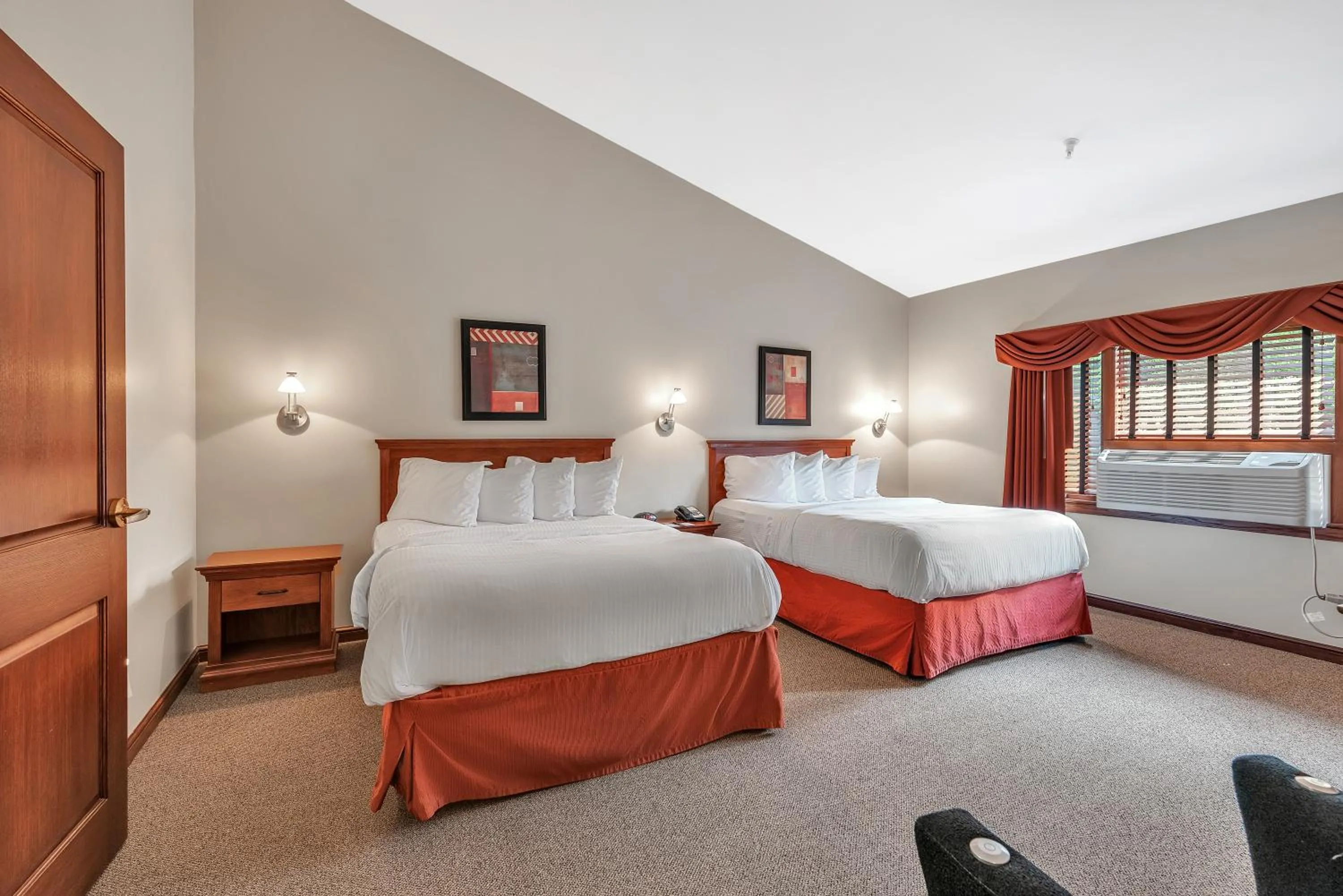 Bedroom, Bed in The Inn at Ohio Northern University