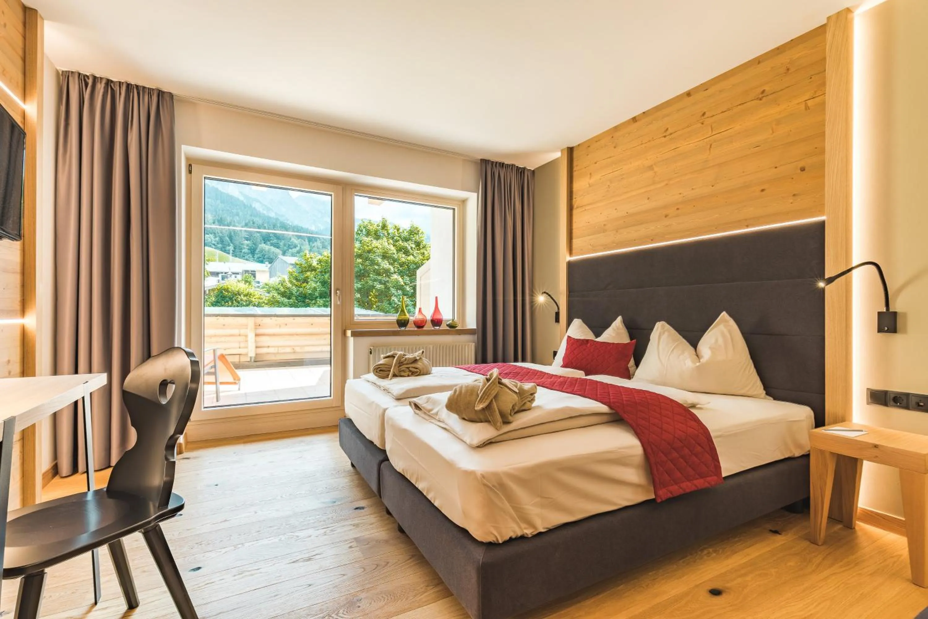 Photo of the whole room, Bed in Hotel Salzburger Hof Leogang