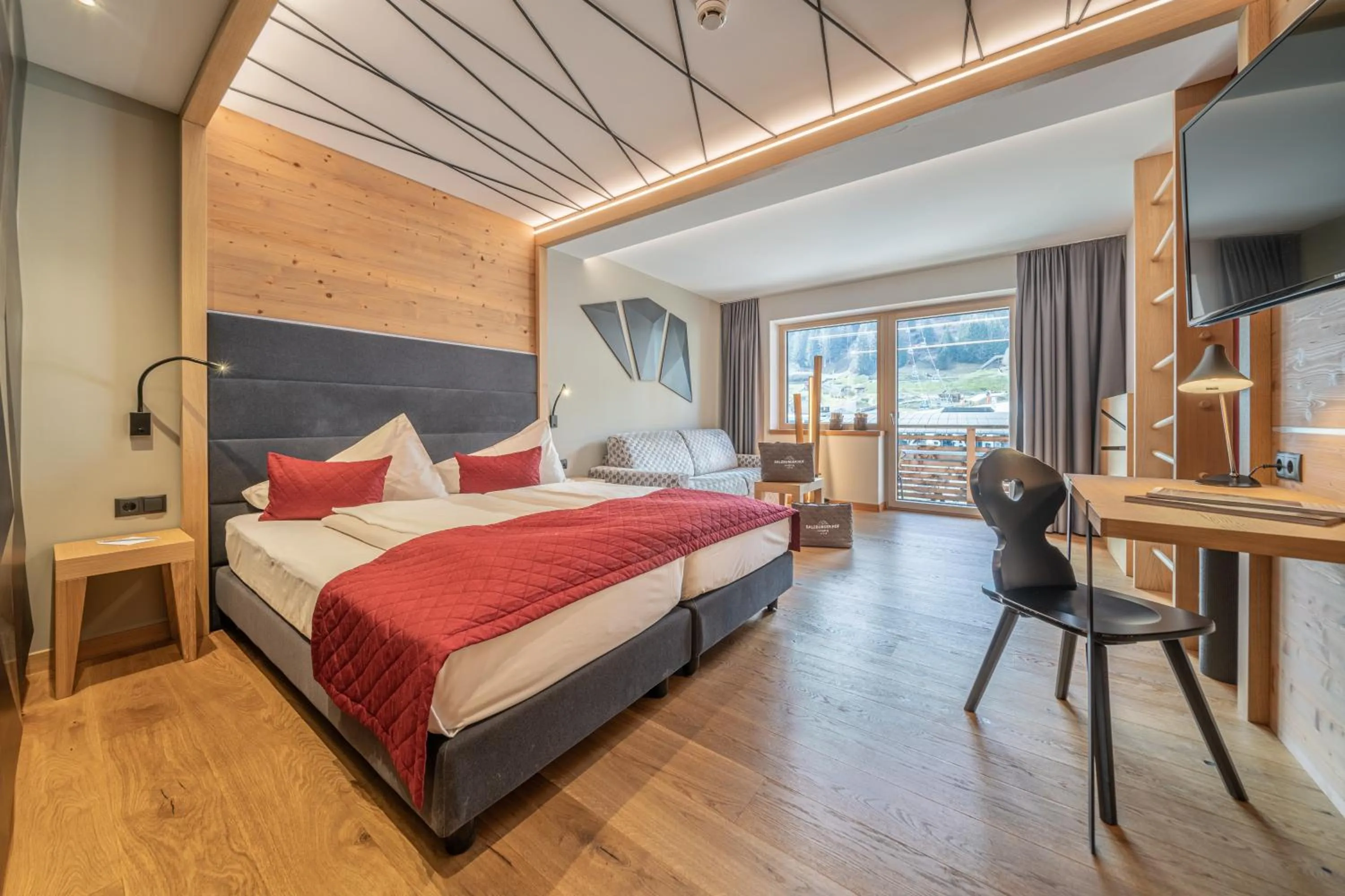 Photo of the whole room, Bed in Hotel Salzburger Hof Leogang