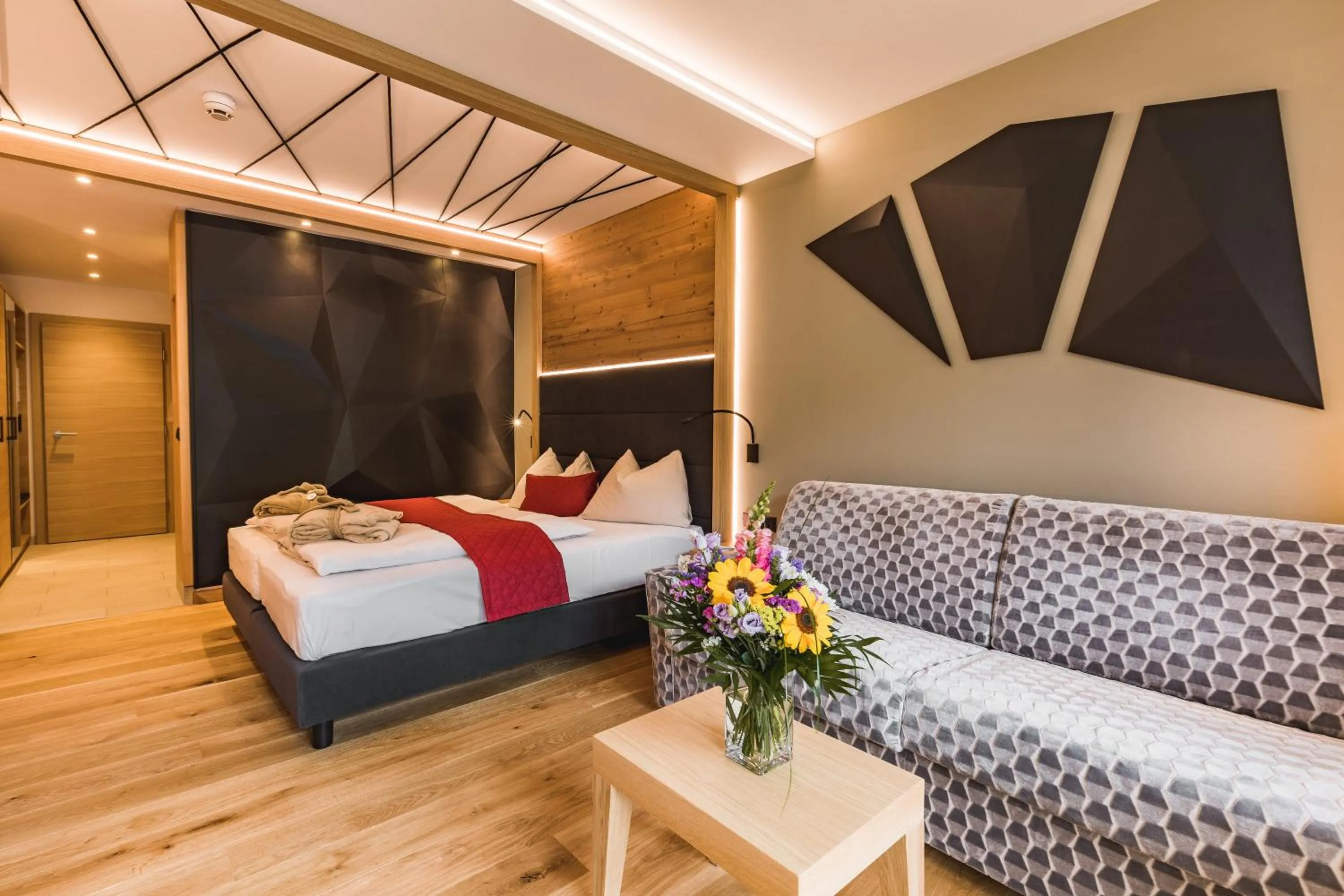 Photo of the whole room, Bed in Hotel Salzburger Hof Leogang