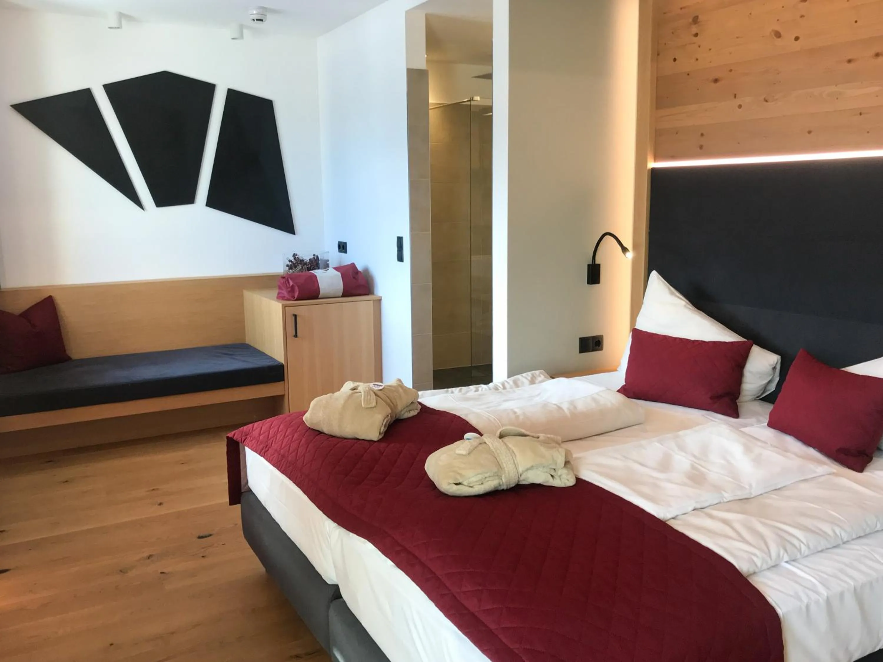 Photo of the whole room, Bed in Hotel Salzburger Hof Leogang