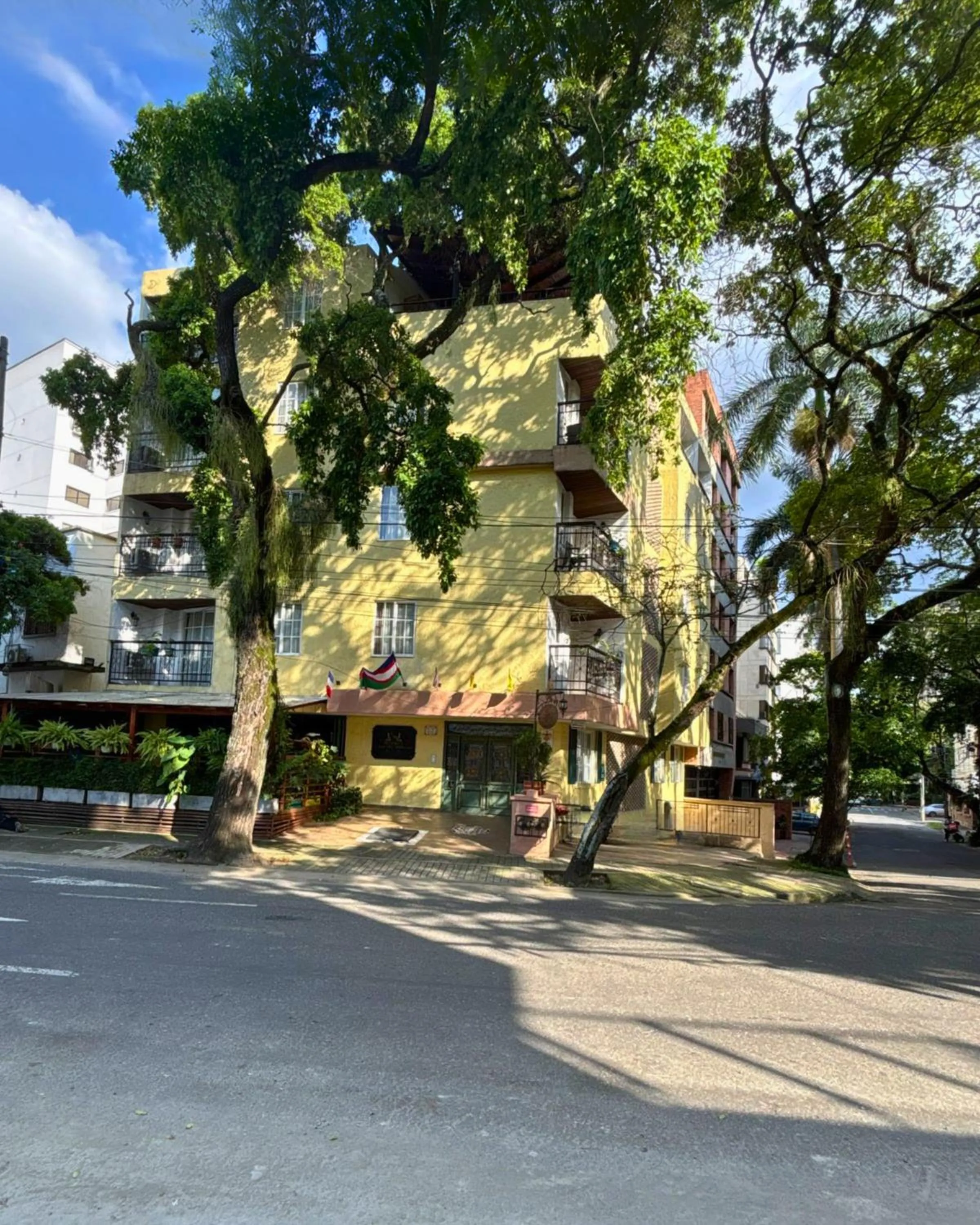 Property building in Casa del Hidalgo Hotel Cali Centenario