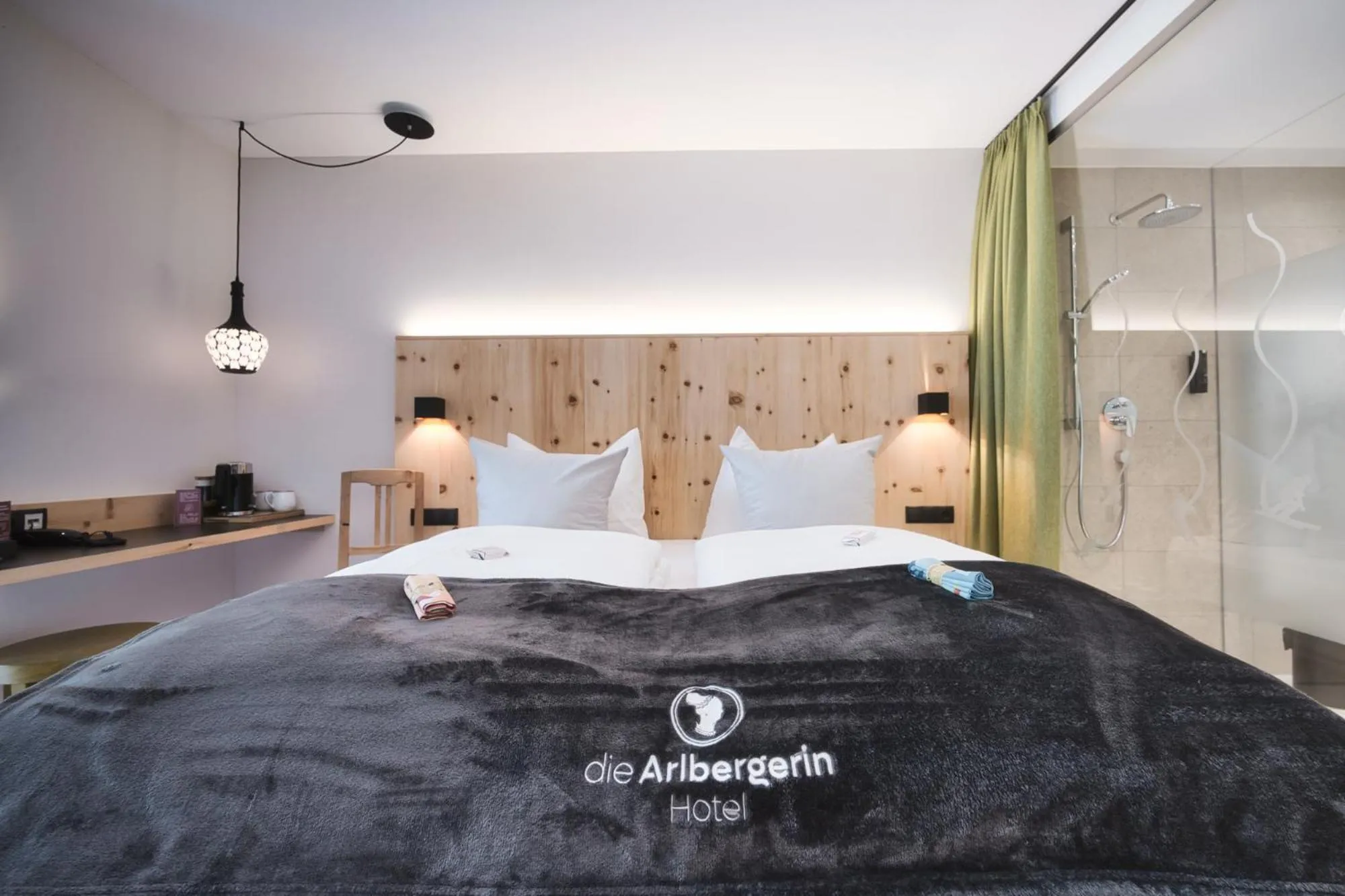 Bed in Hotel Die Arlbergerin - Design & Tiroler Gemütlichkeit