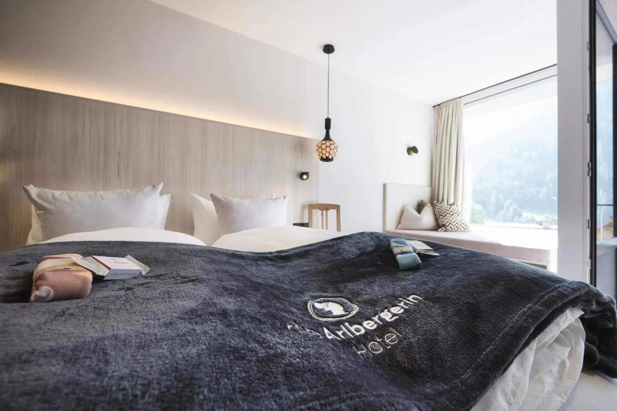 Bed in Hotel Die Arlbergerin - Design & Tiroler Gemütlichkeit
