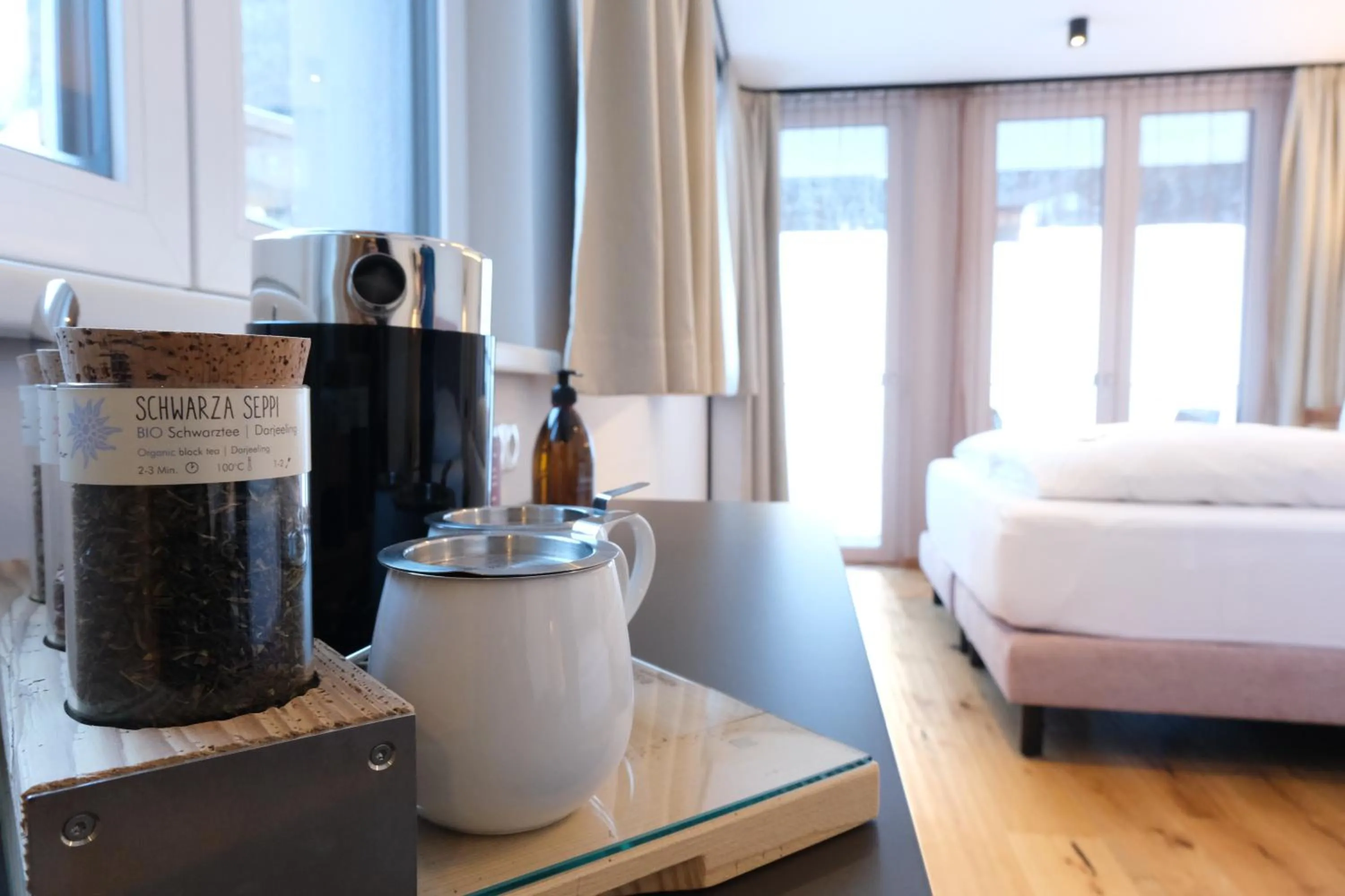 Coffee/tea facilities, Bed in Hotel Die Arlbergerin - Design & Tiroler Gemütlichkeit