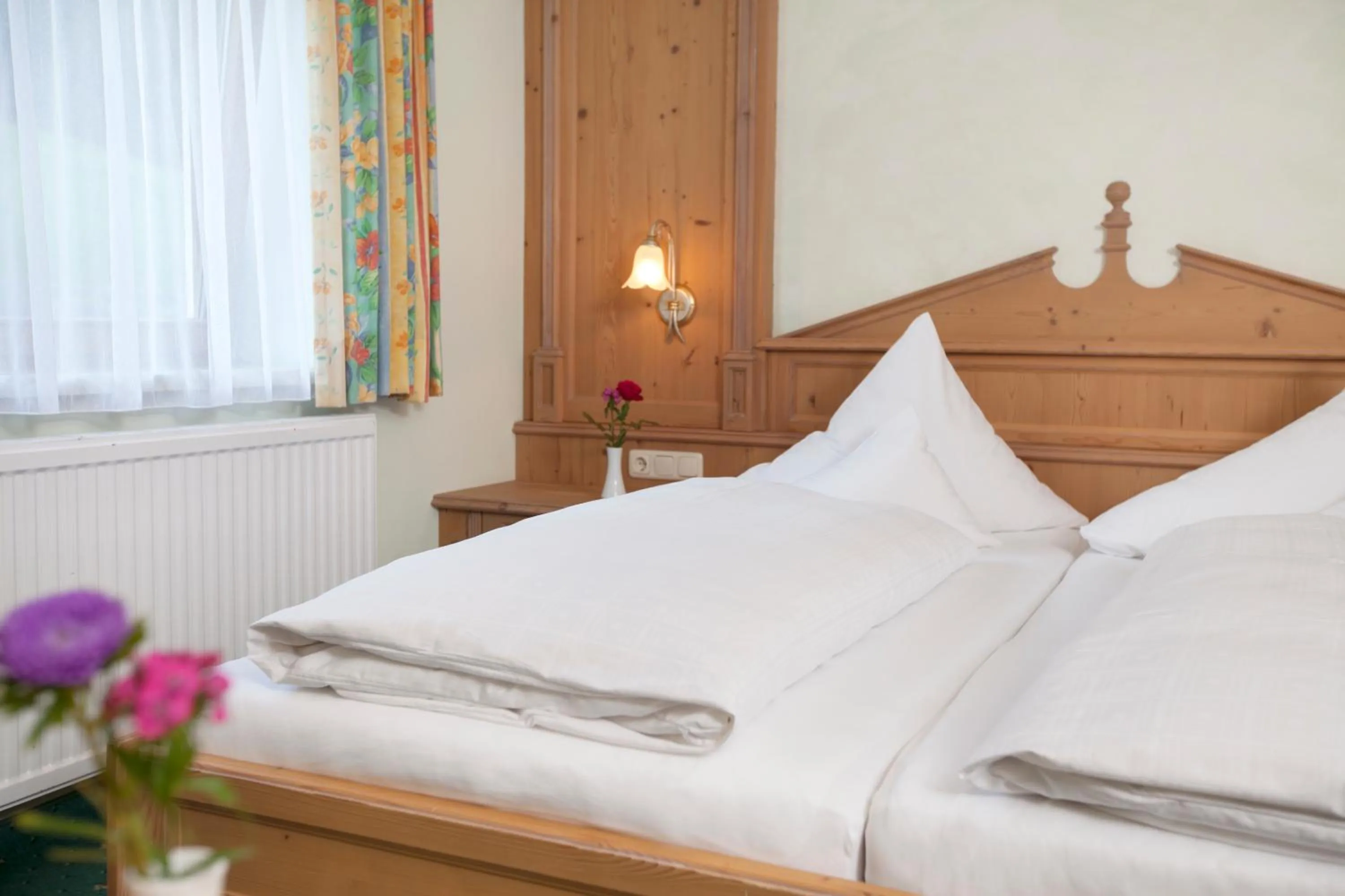 Bed in Hotel Die Arlbergerin - Design & Tiroler Gemütlichkeit