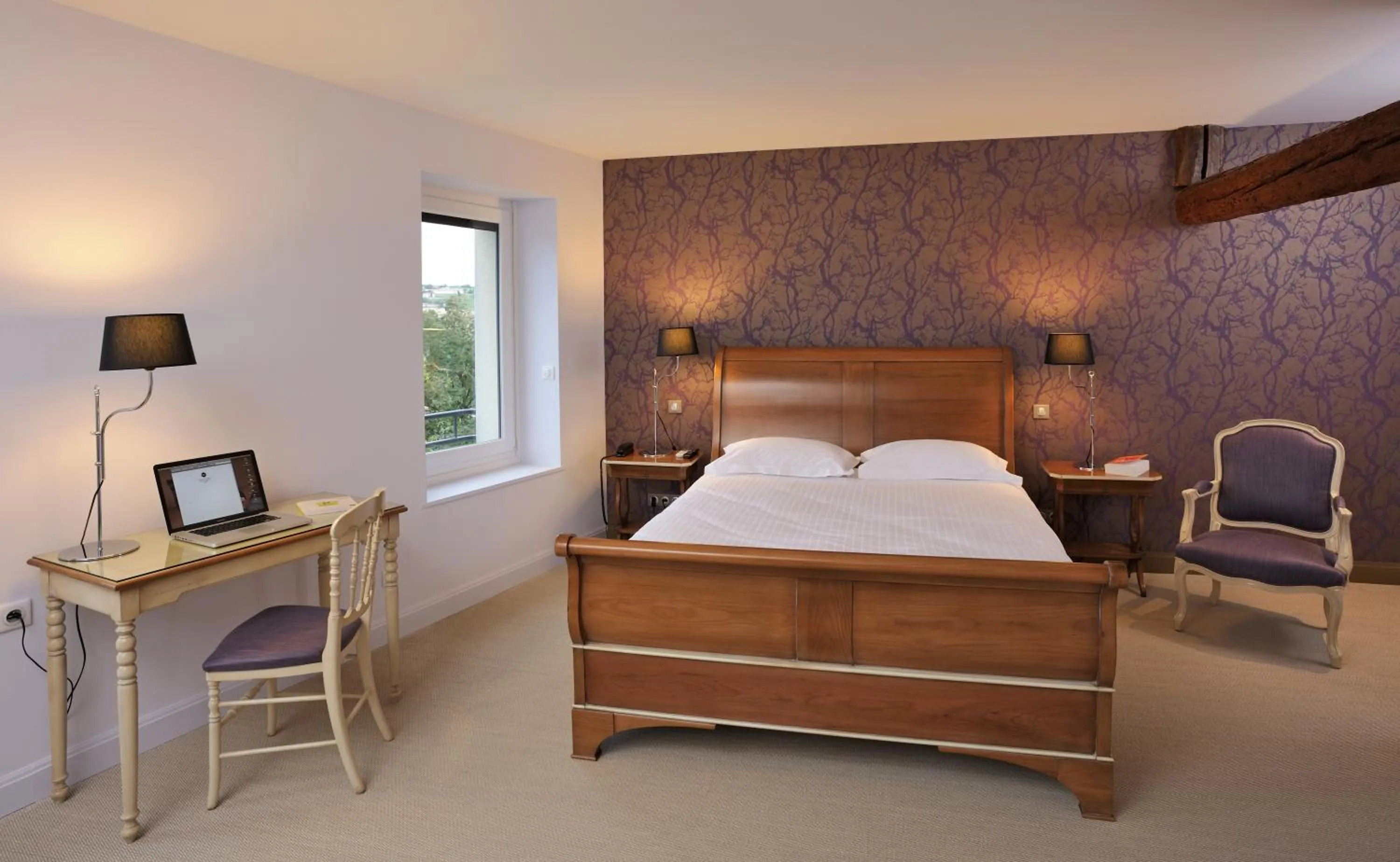 Photo of the whole room, Bed in Hostellerie du Forez