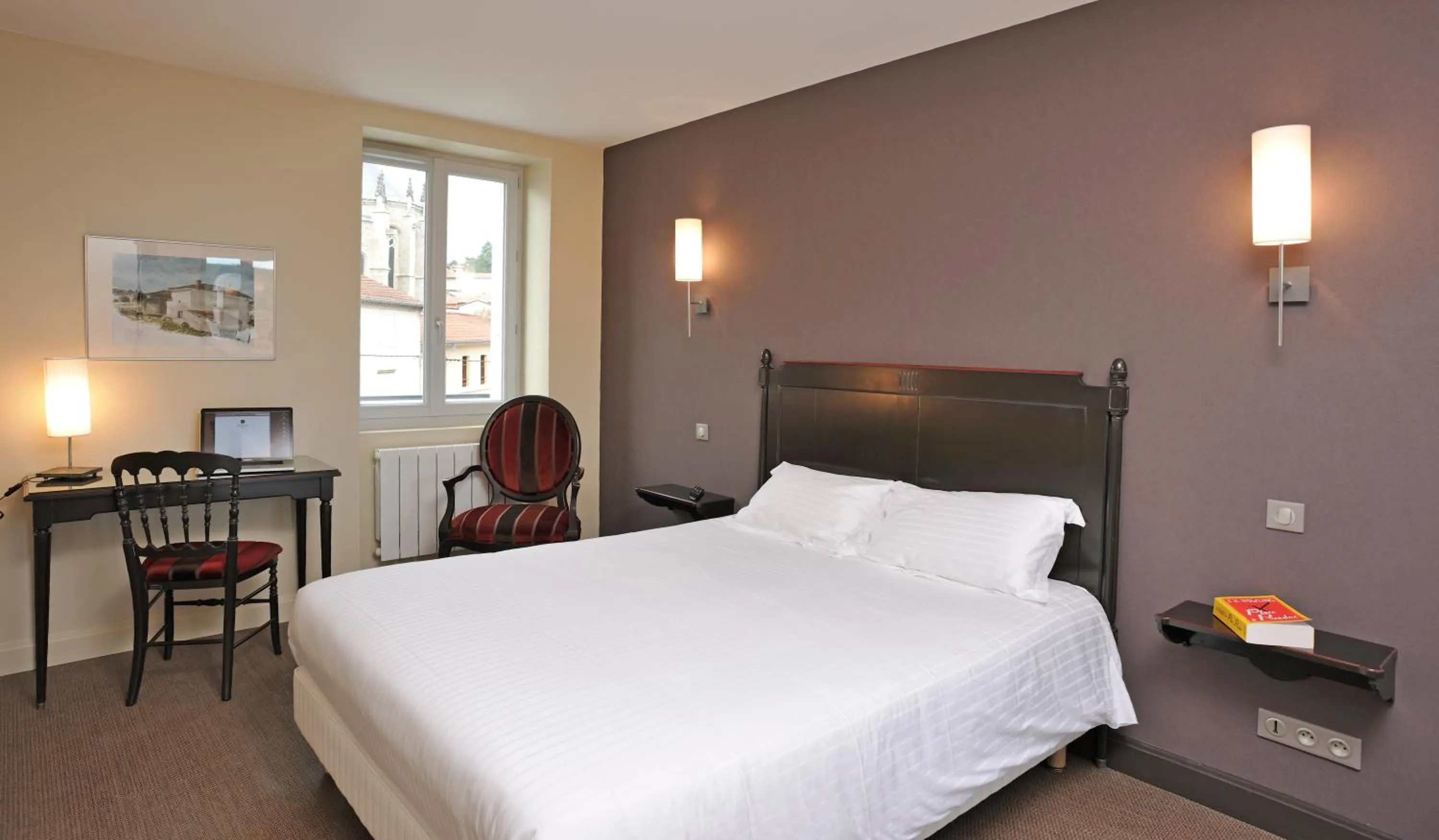 Bed in Hostellerie du Forez