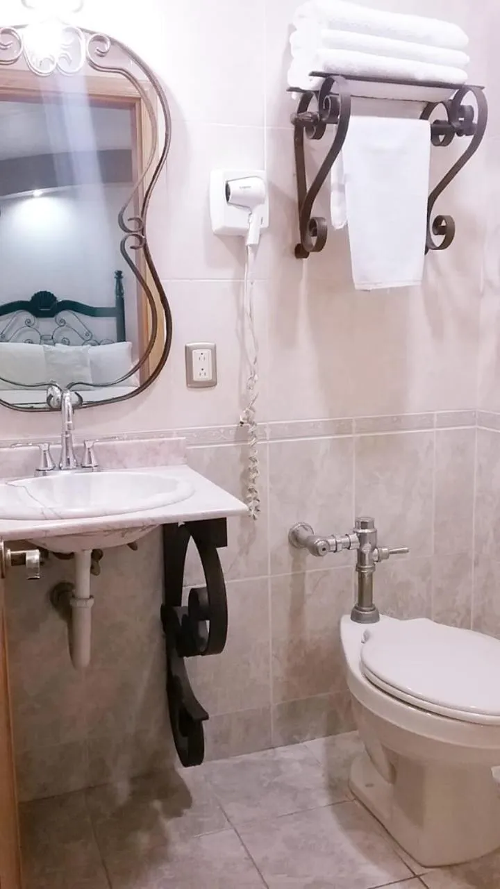Bathroom in Hotel Hacienda los Narcisos