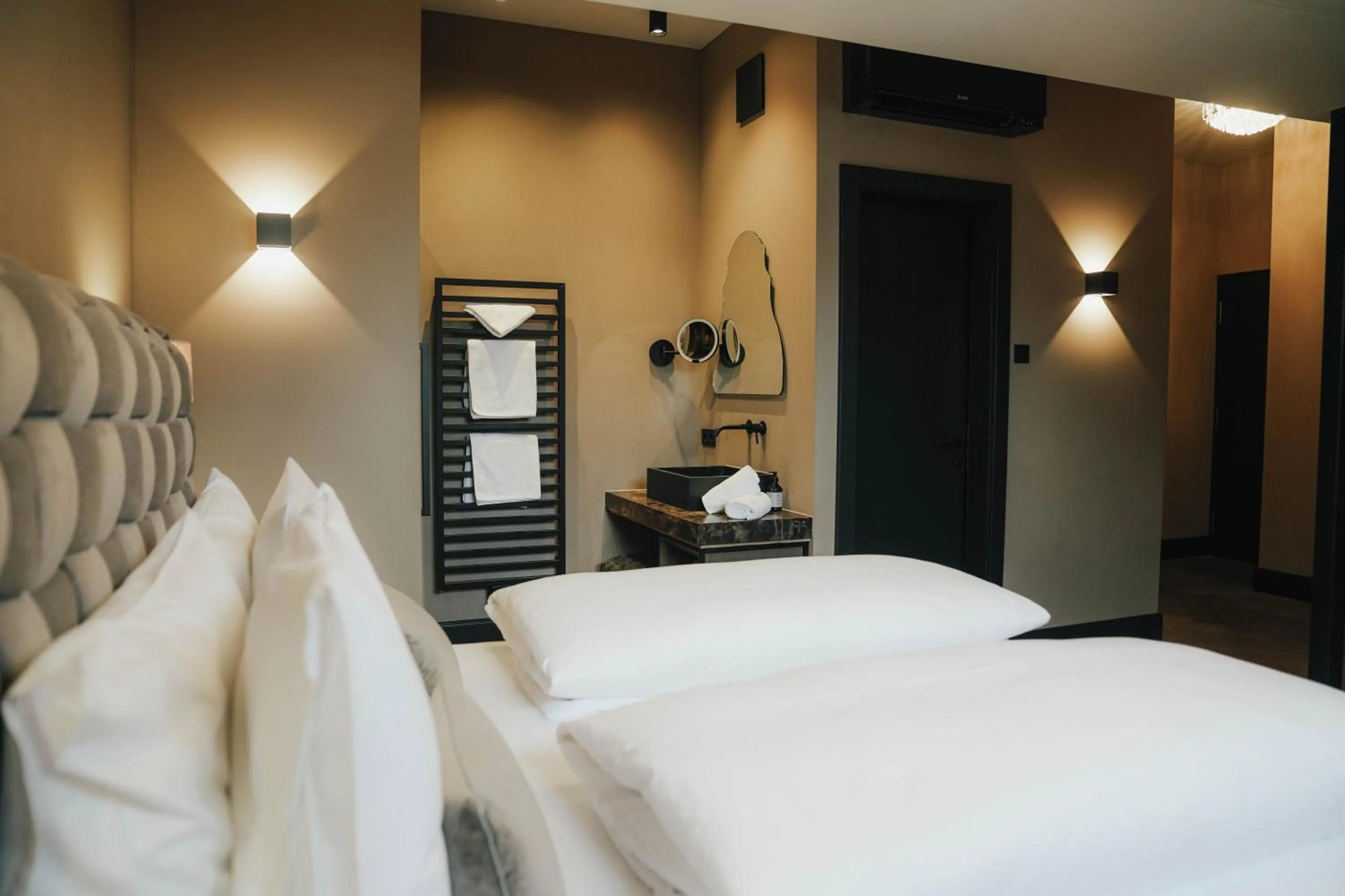 Bedroom, Bed in Boutiquehotel Weisses Rössl