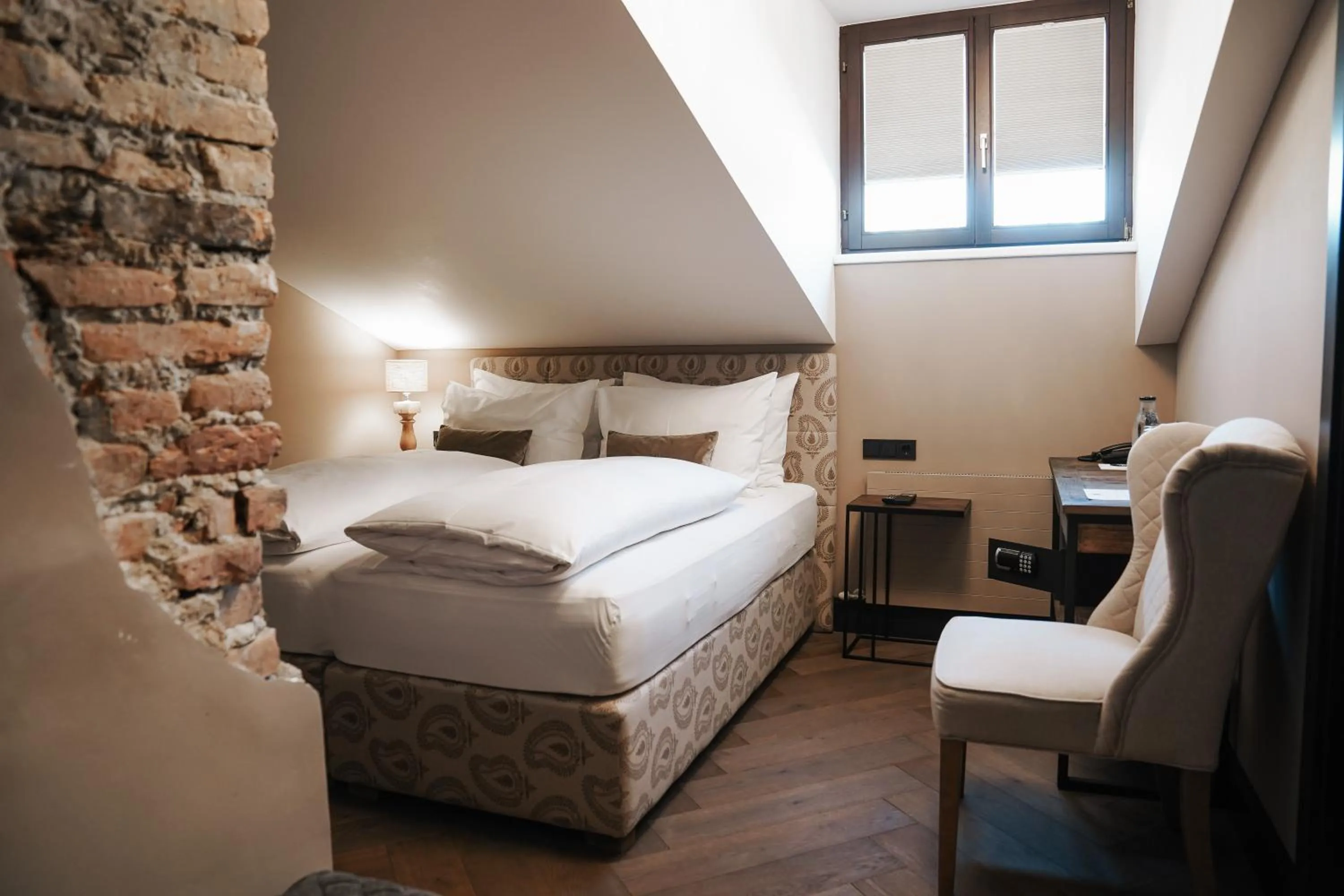 Bedroom, Bed in Boutiquehotel Weisses Rössl