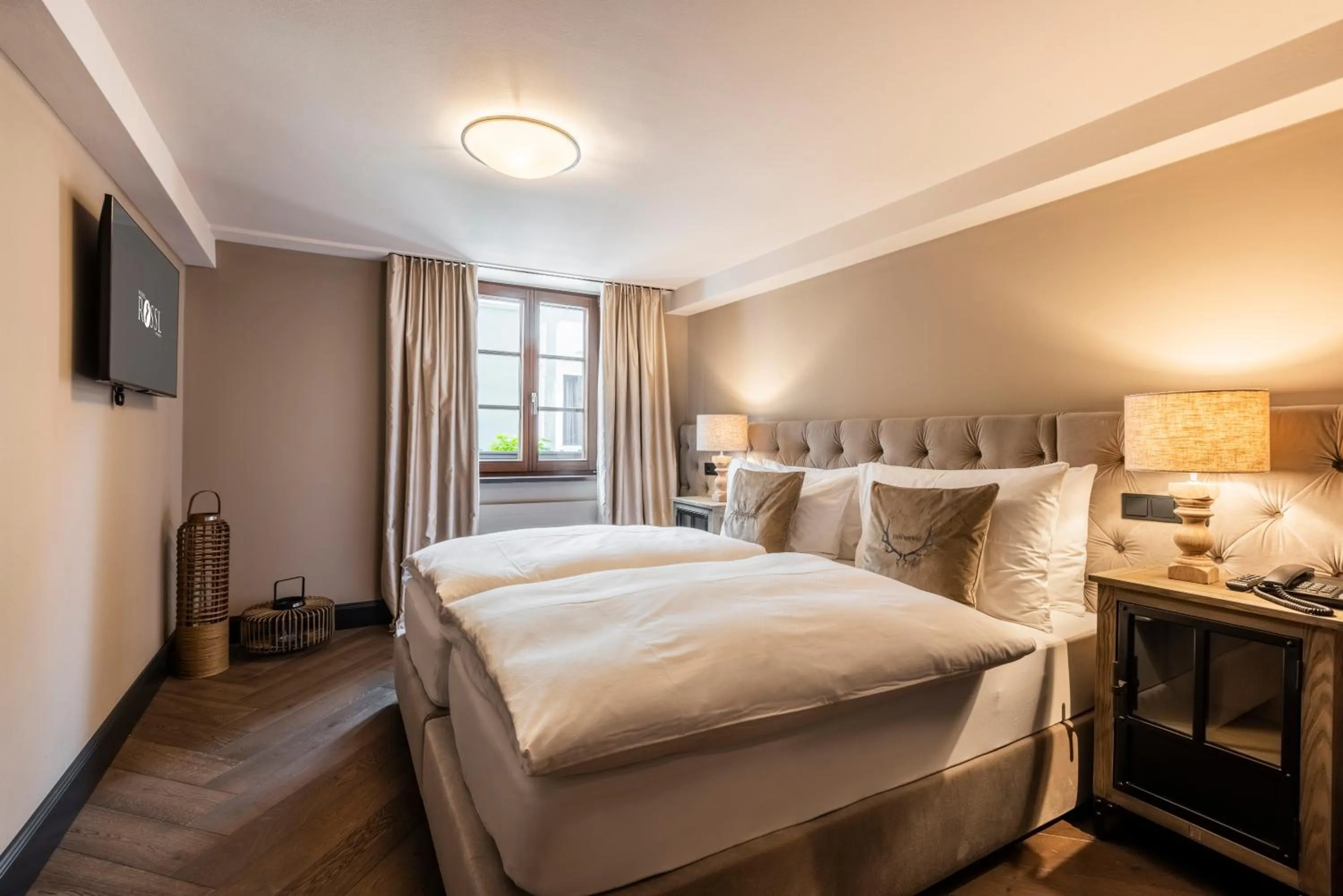 Photo of the whole room, Bed in Boutiquehotel Weisses Rössl