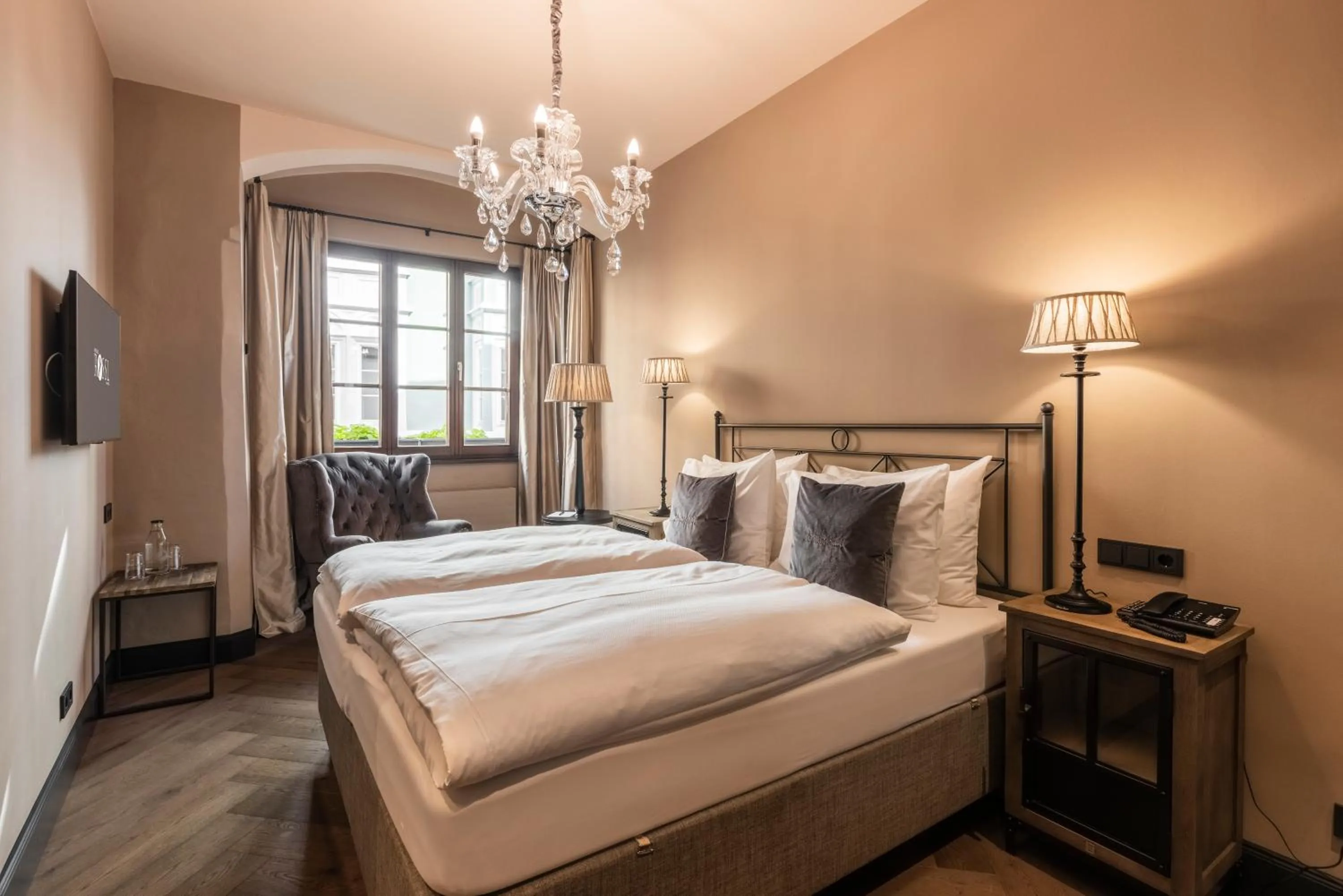 Photo of the whole room, Bed in Boutiquehotel Weisses Rössl