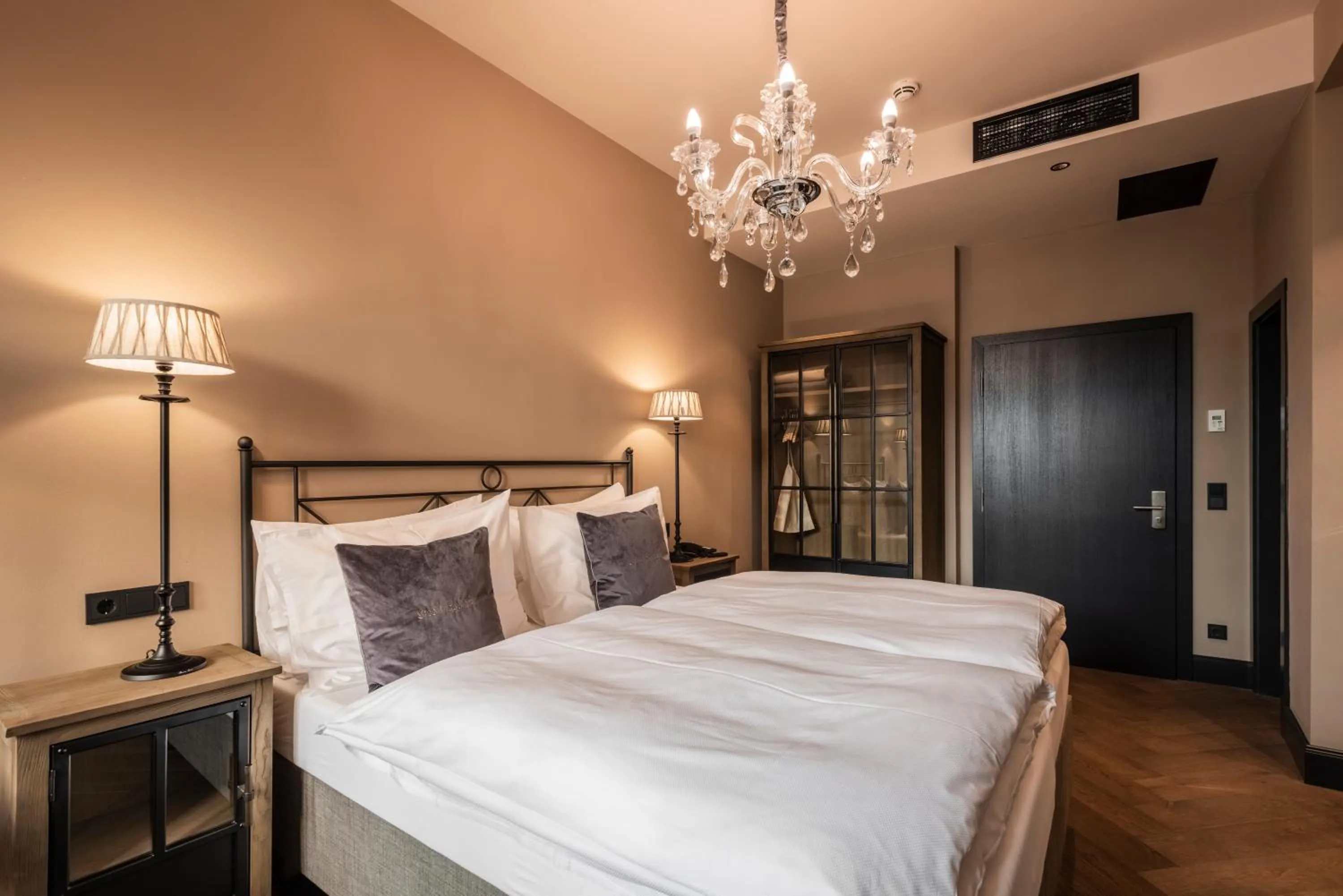 Photo of the whole room, Bed in Boutiquehotel Weisses Rössl