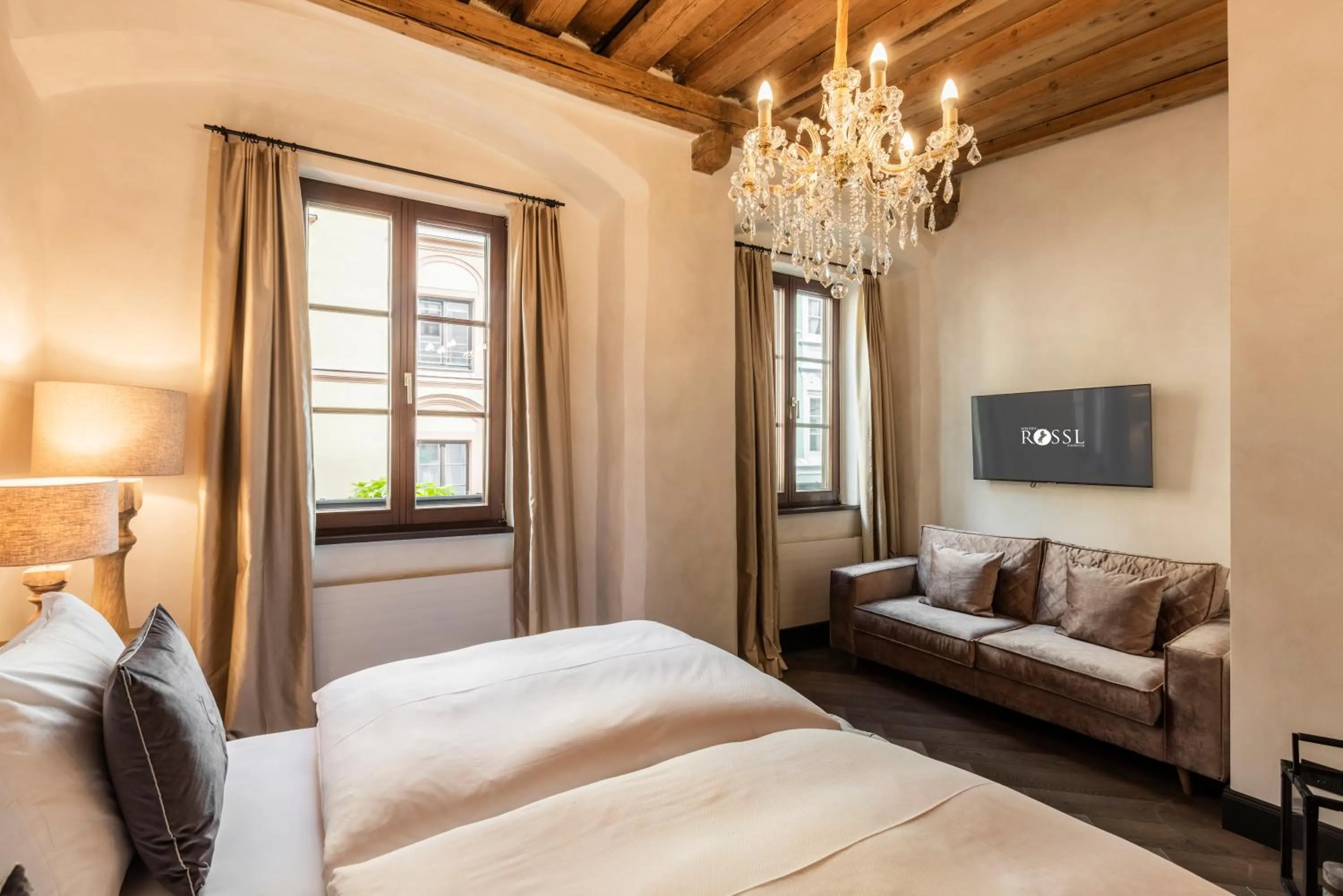 Seating area, Bed in Boutiquehotel Weisses Rössl