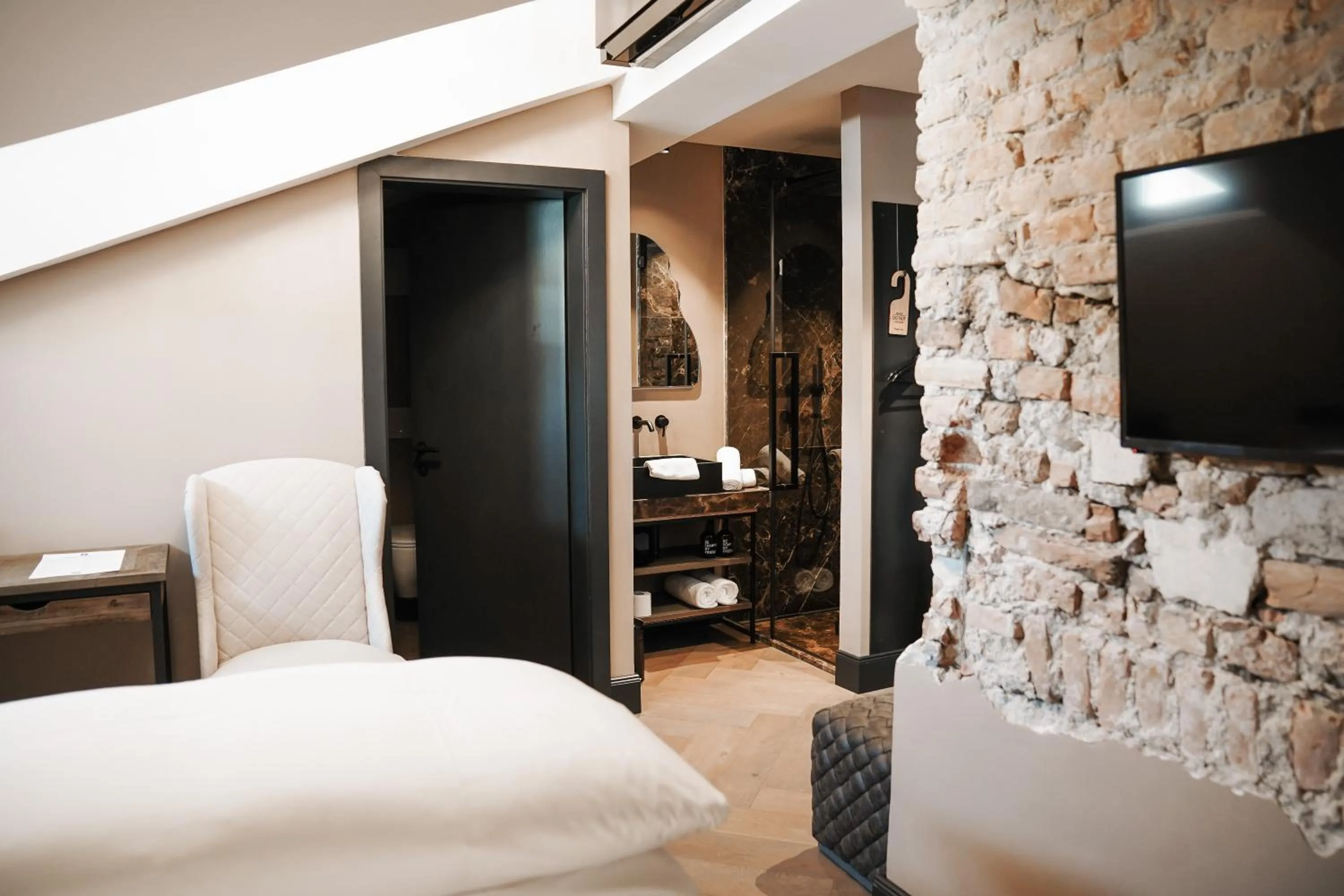 Bedroom, Bed in Boutiquehotel Weisses Rössl