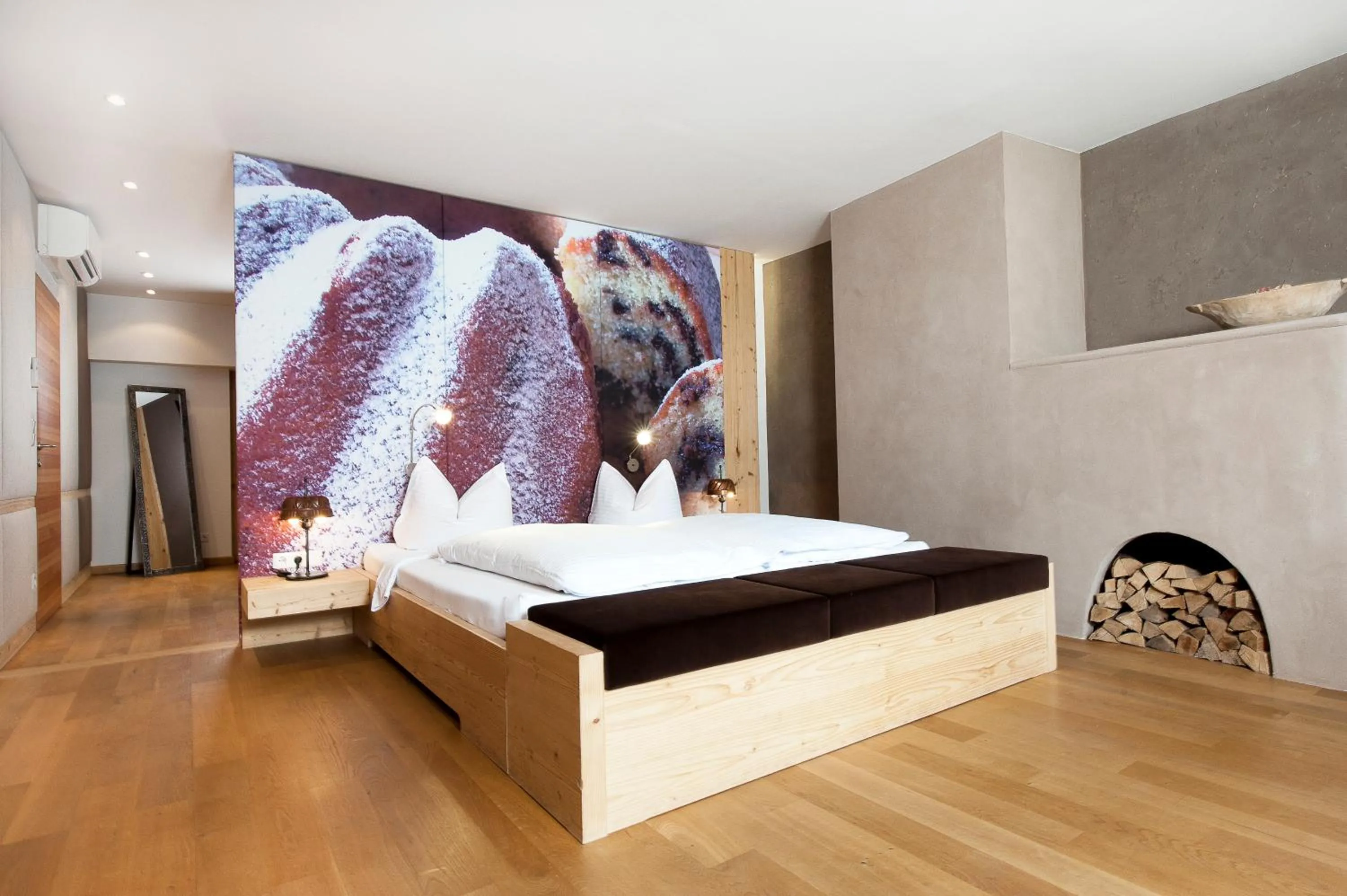 Photo of the whole room, Bed in Boutiquehotel Weisses Rössl