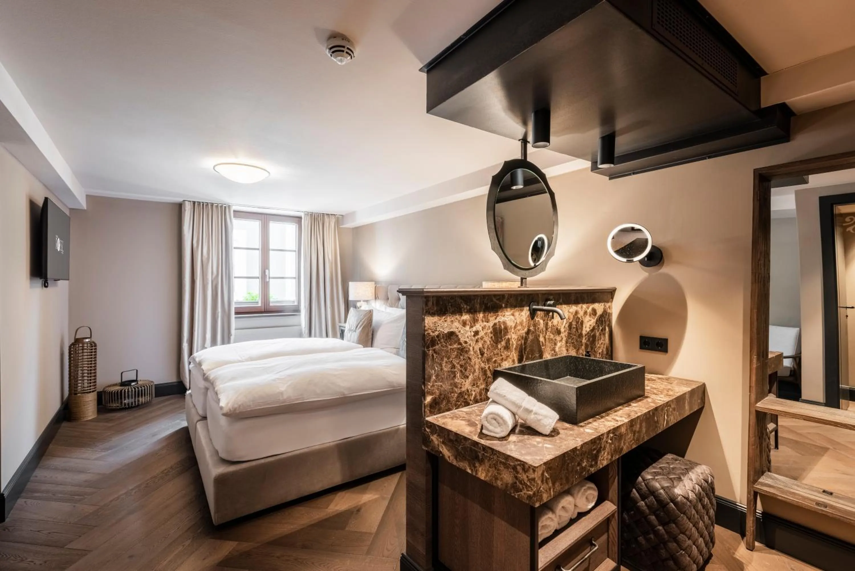 Photo of the whole room, Bed in Boutiquehotel Weisses Rössl