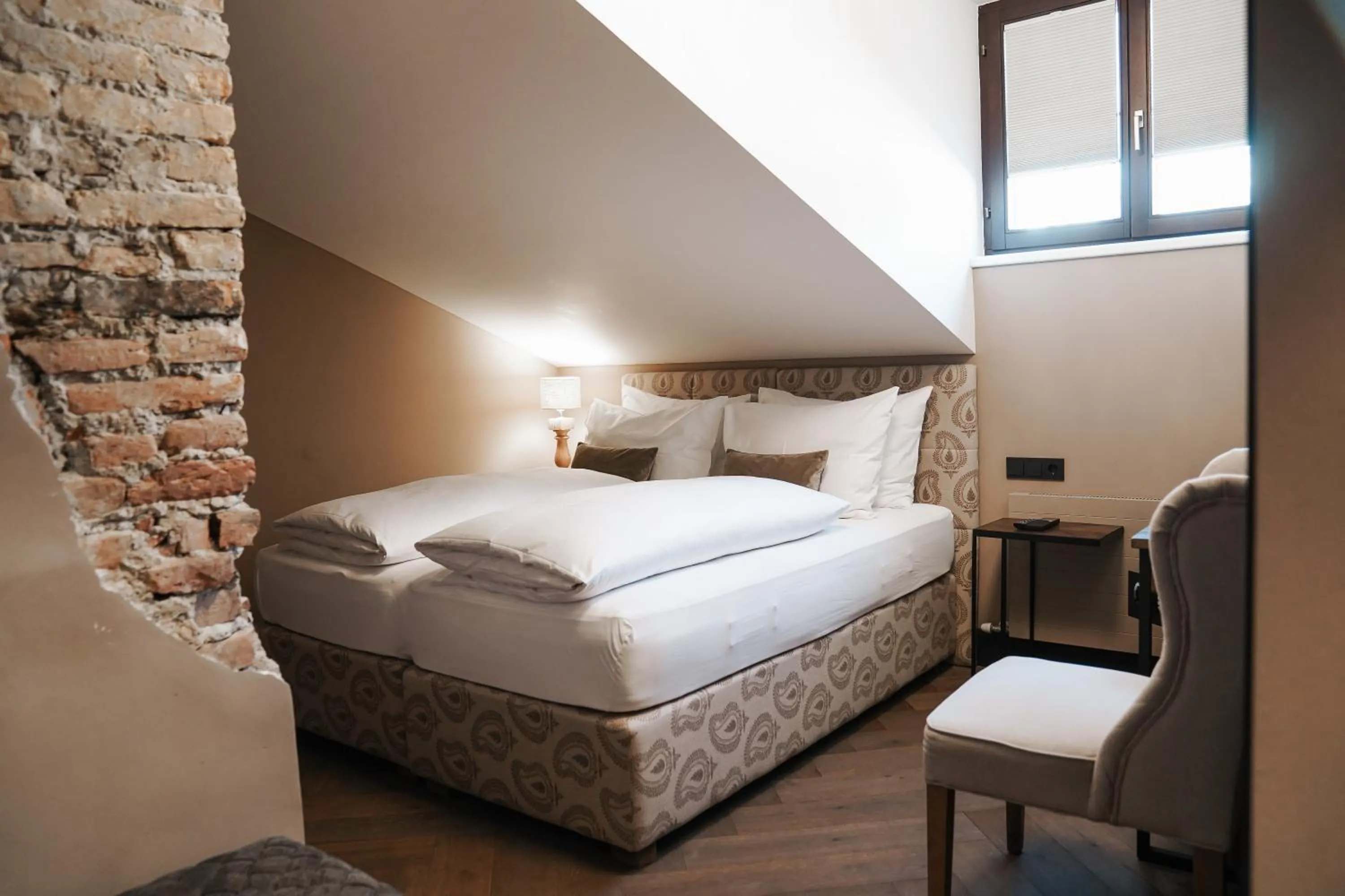 Bedroom, Bed in Boutiquehotel Weisses Rössl