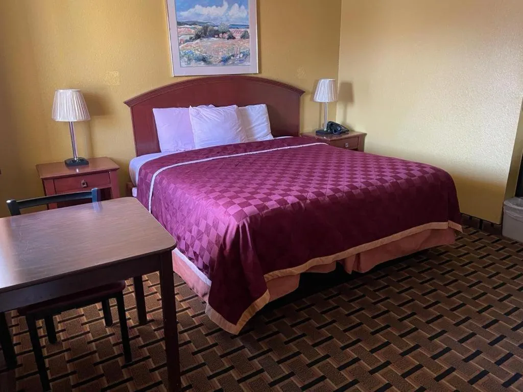 Bedroom, Bed in Budget Inn