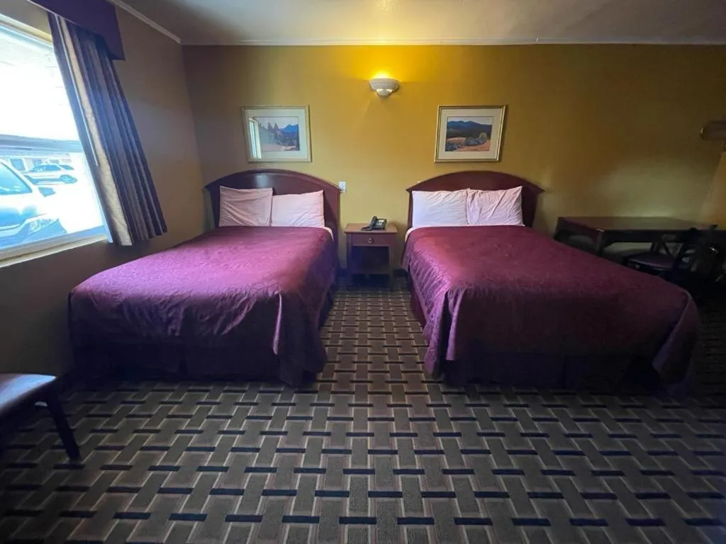 Photo of the whole room, Bed in Budget Inn