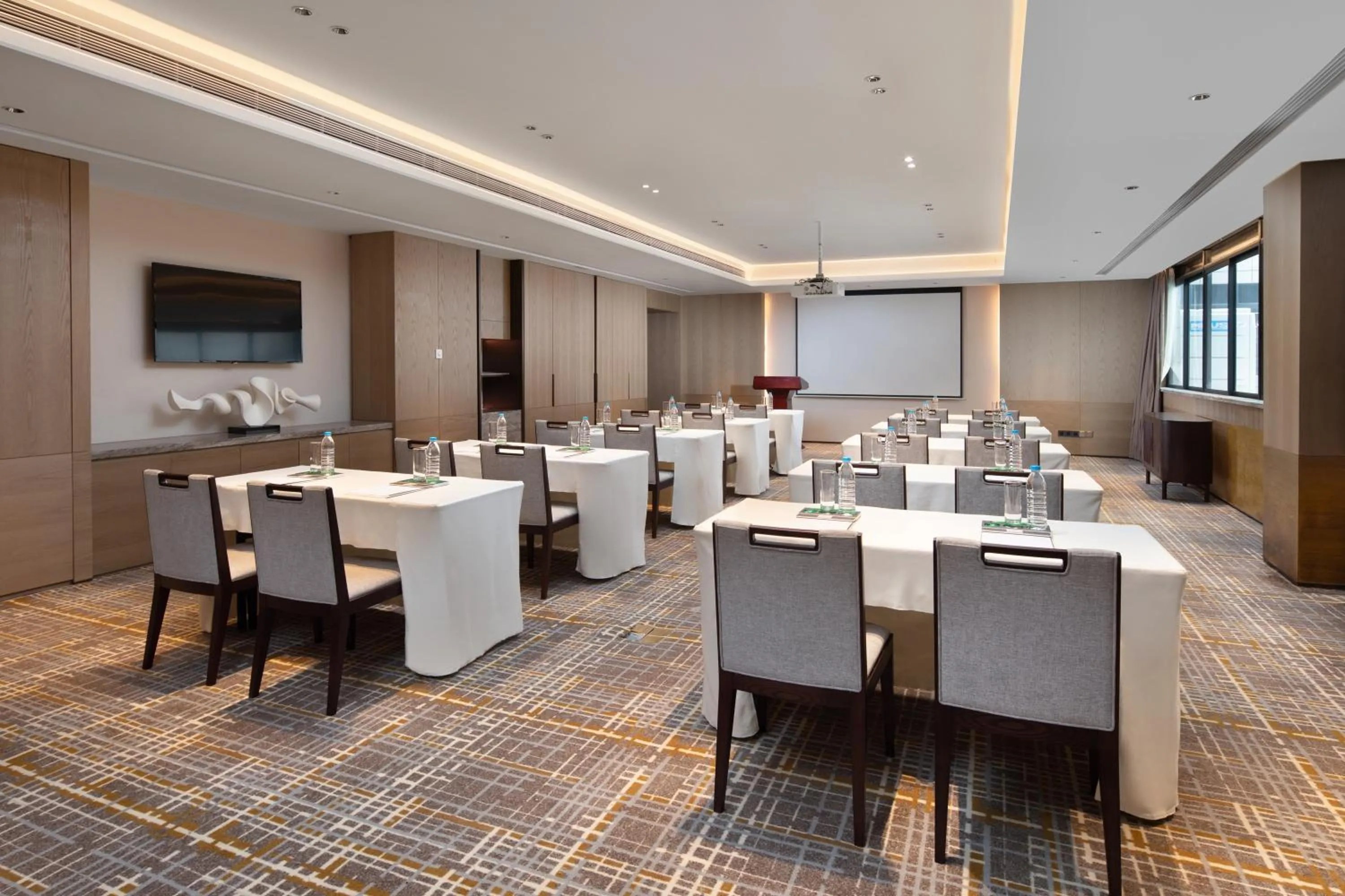 Meeting/conference room in Holiday Inn & Suites Sanya Yalong Bay