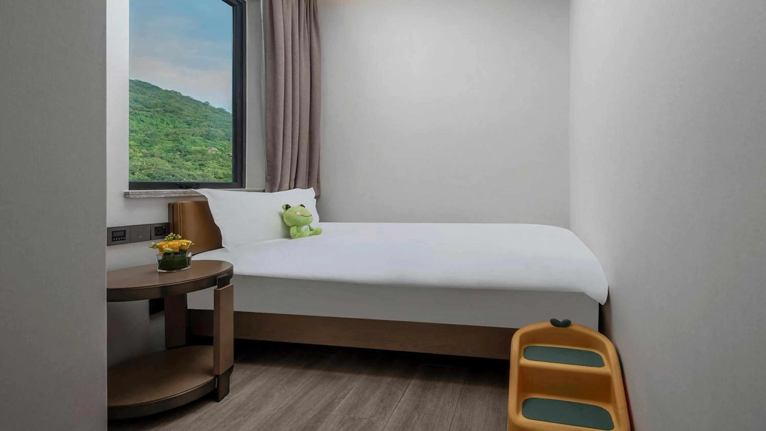 Photo of the whole room, Bed in Holiday Inn & Suites Sanya Yalong Bay
