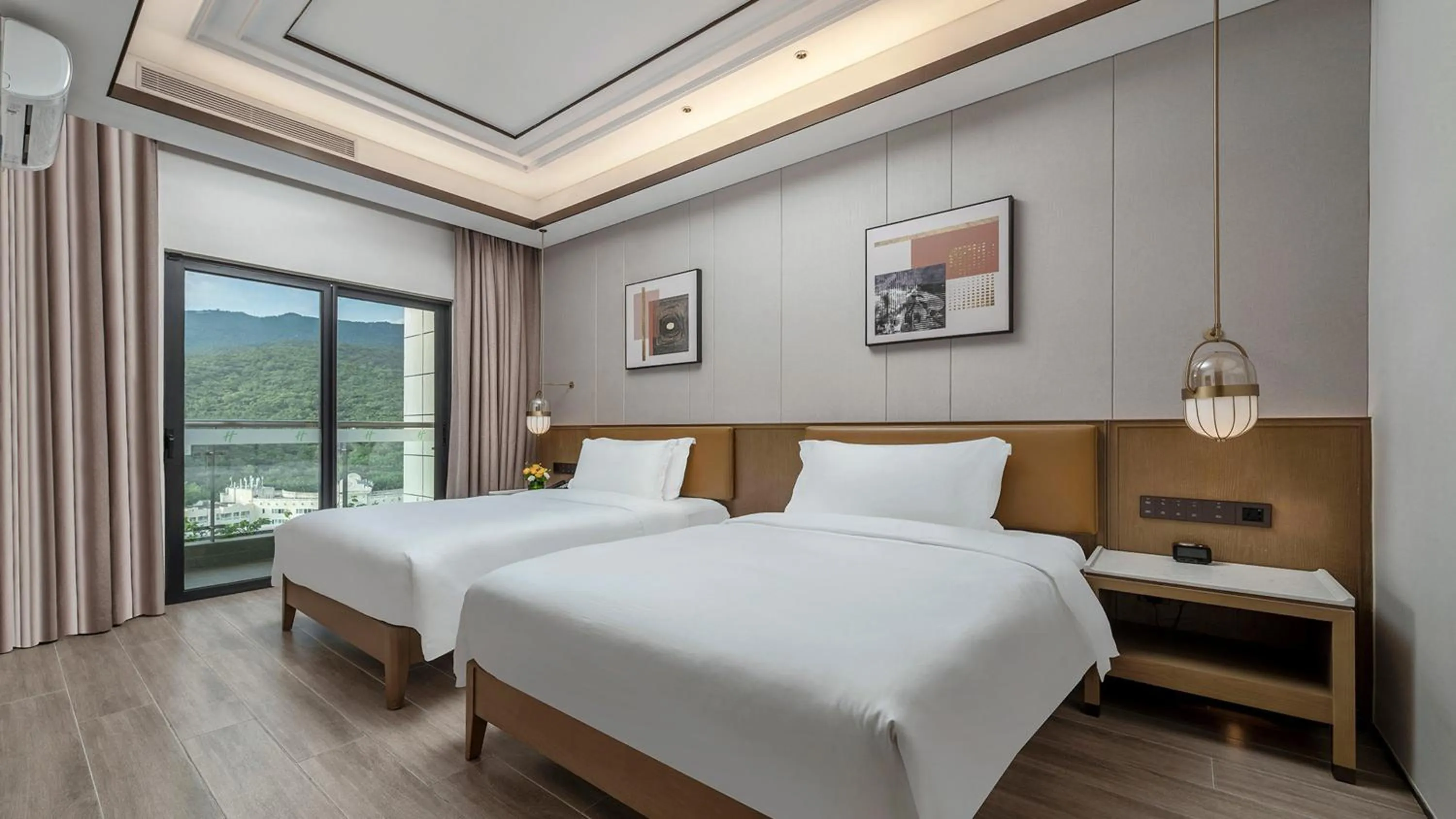 Photo of the whole room, Bed in Holiday Inn & Suites Sanya Yalong Bay