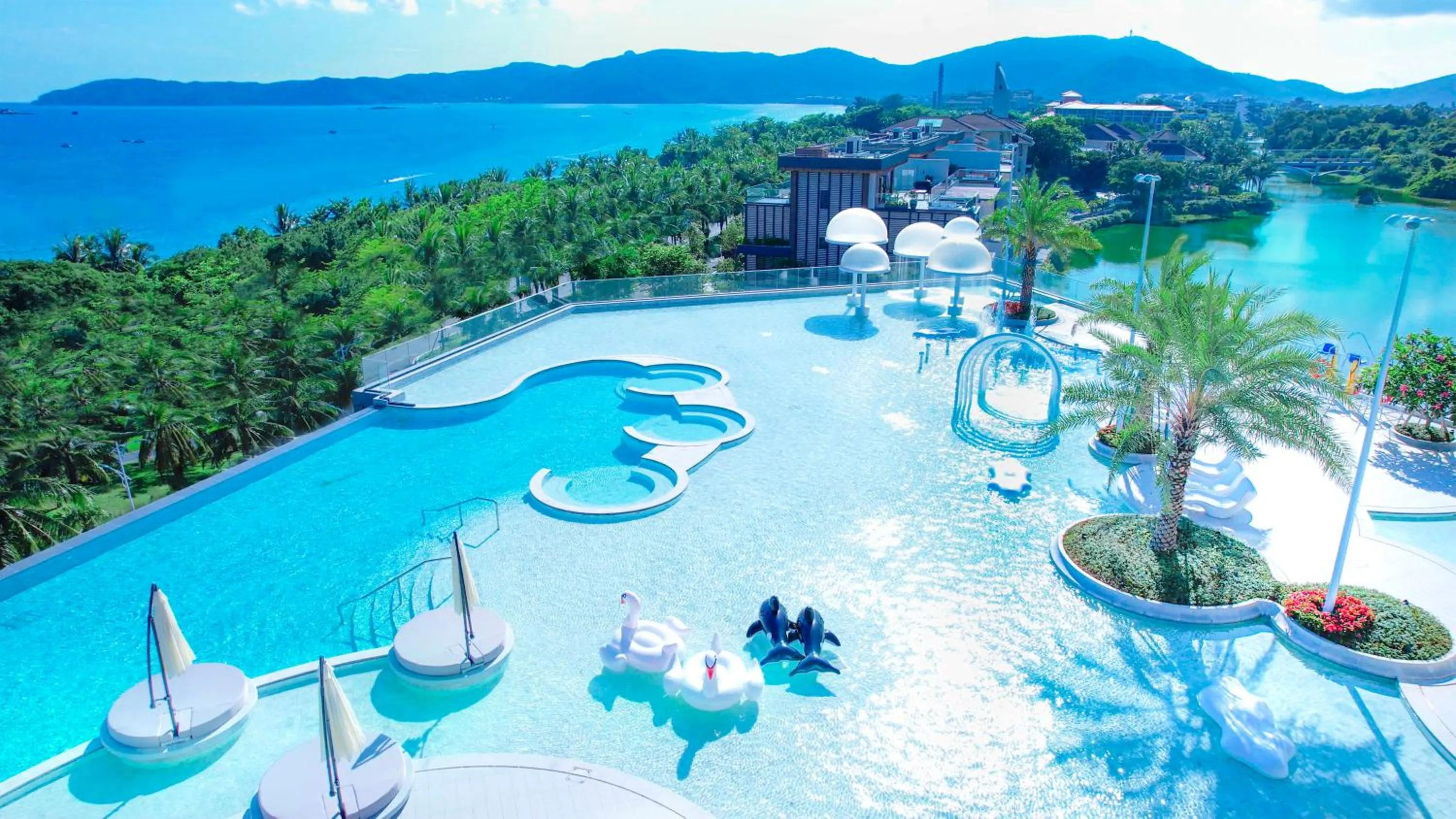 Swimming pool in Holiday Inn & Suites Sanya Yalong Bay