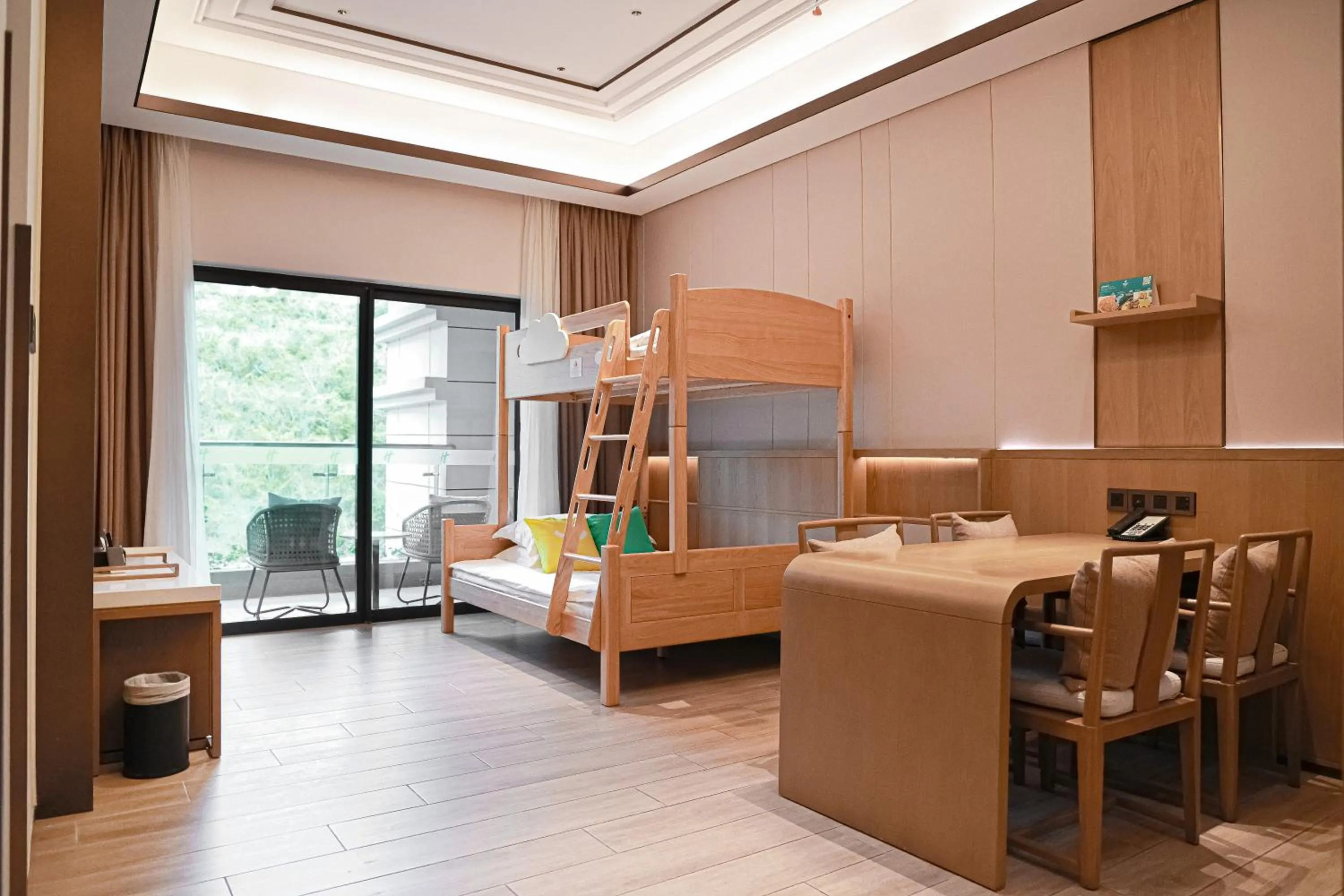 Photo of the whole room, Bed in Holiday Inn & Suites Sanya Yalong Bay