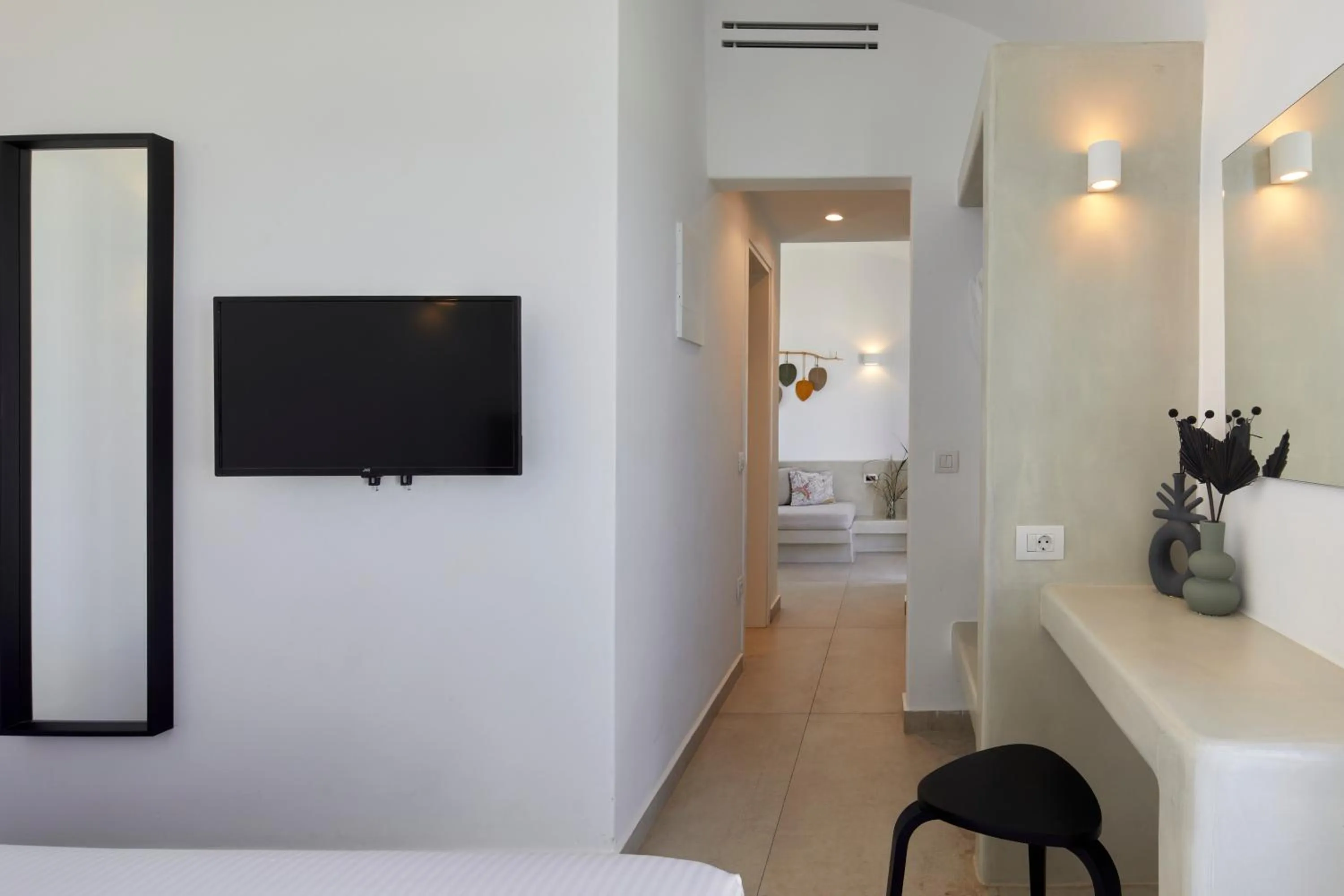 Photo of the whole room, Bed in Adorno Oia