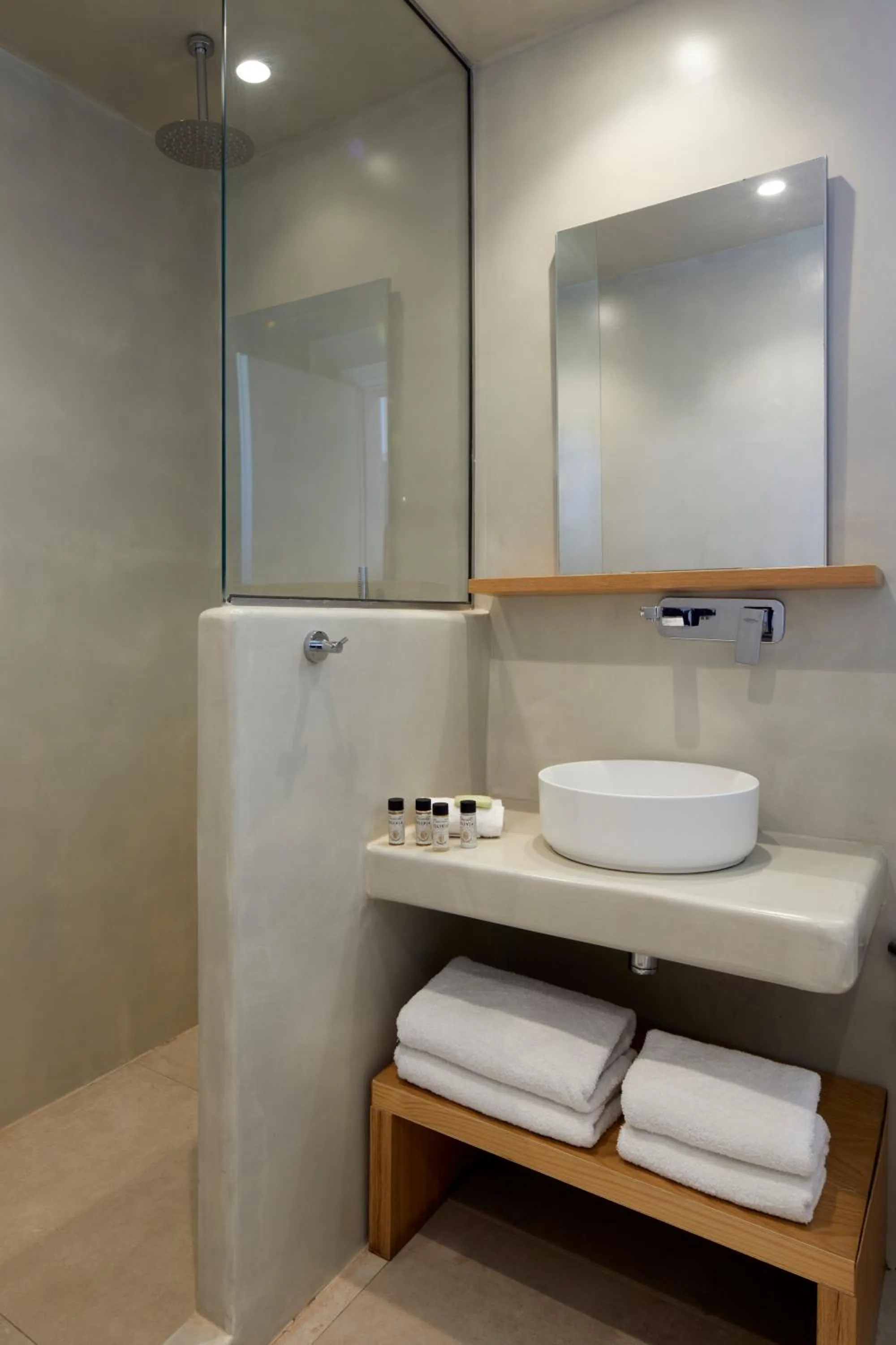 Shower in Adorno Oia