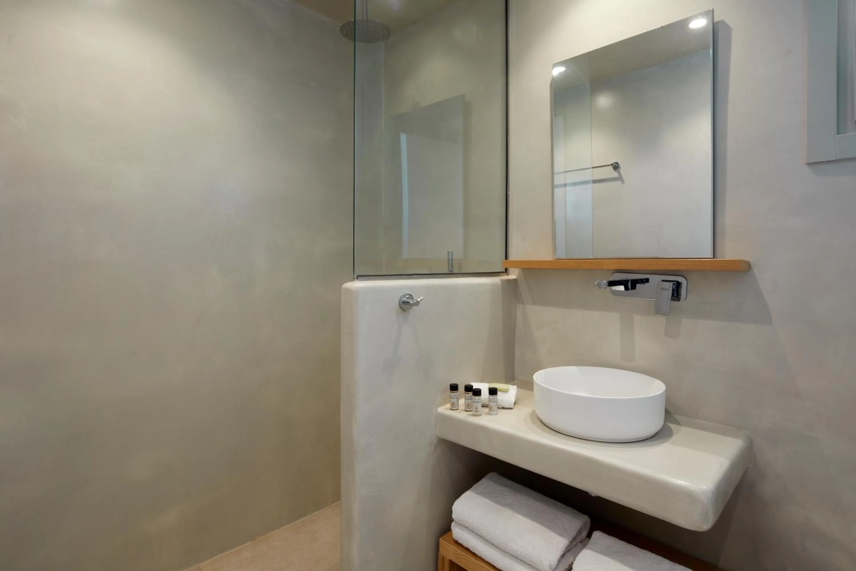 Shower in Adorno Oia