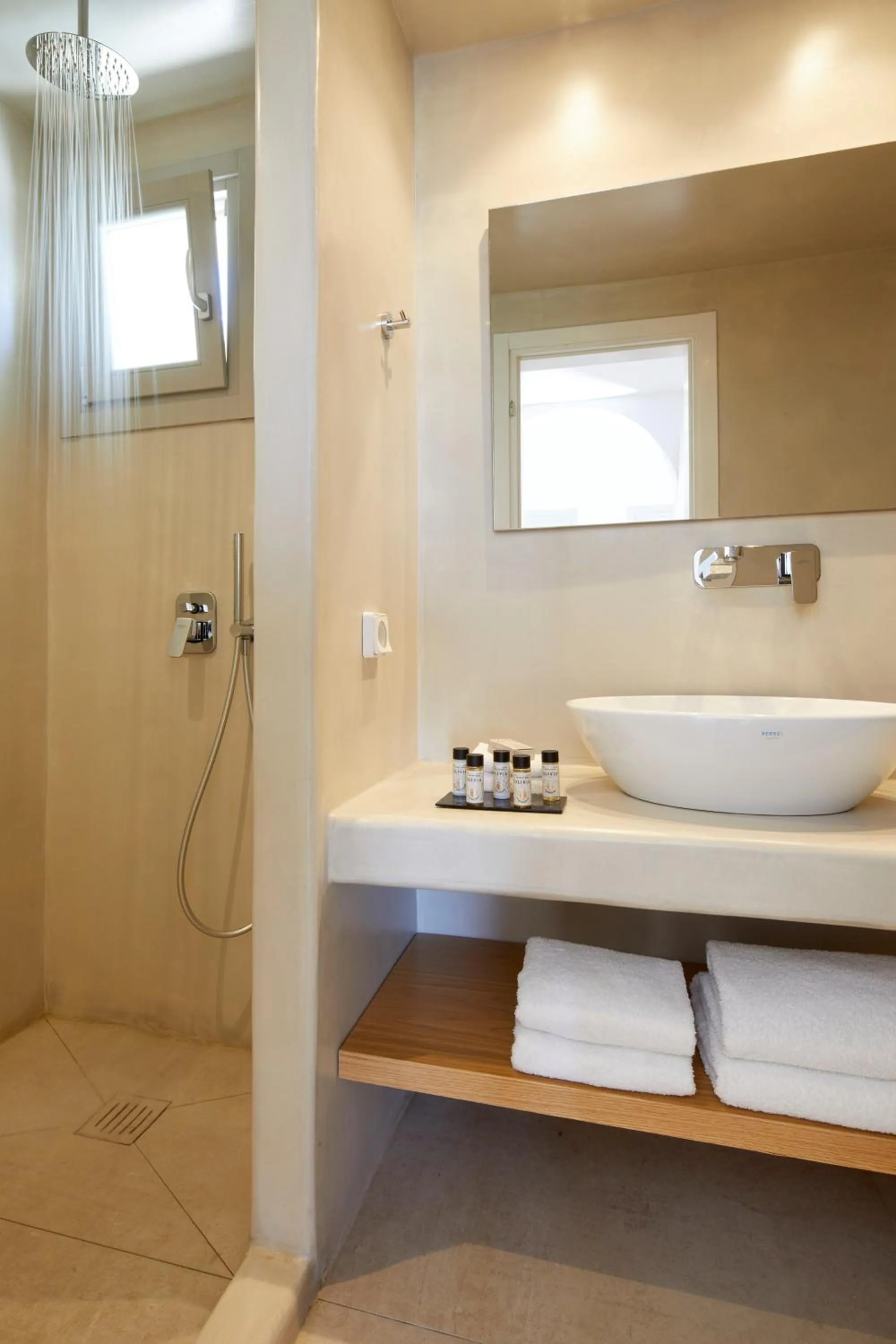 Shower in Adorno Oia