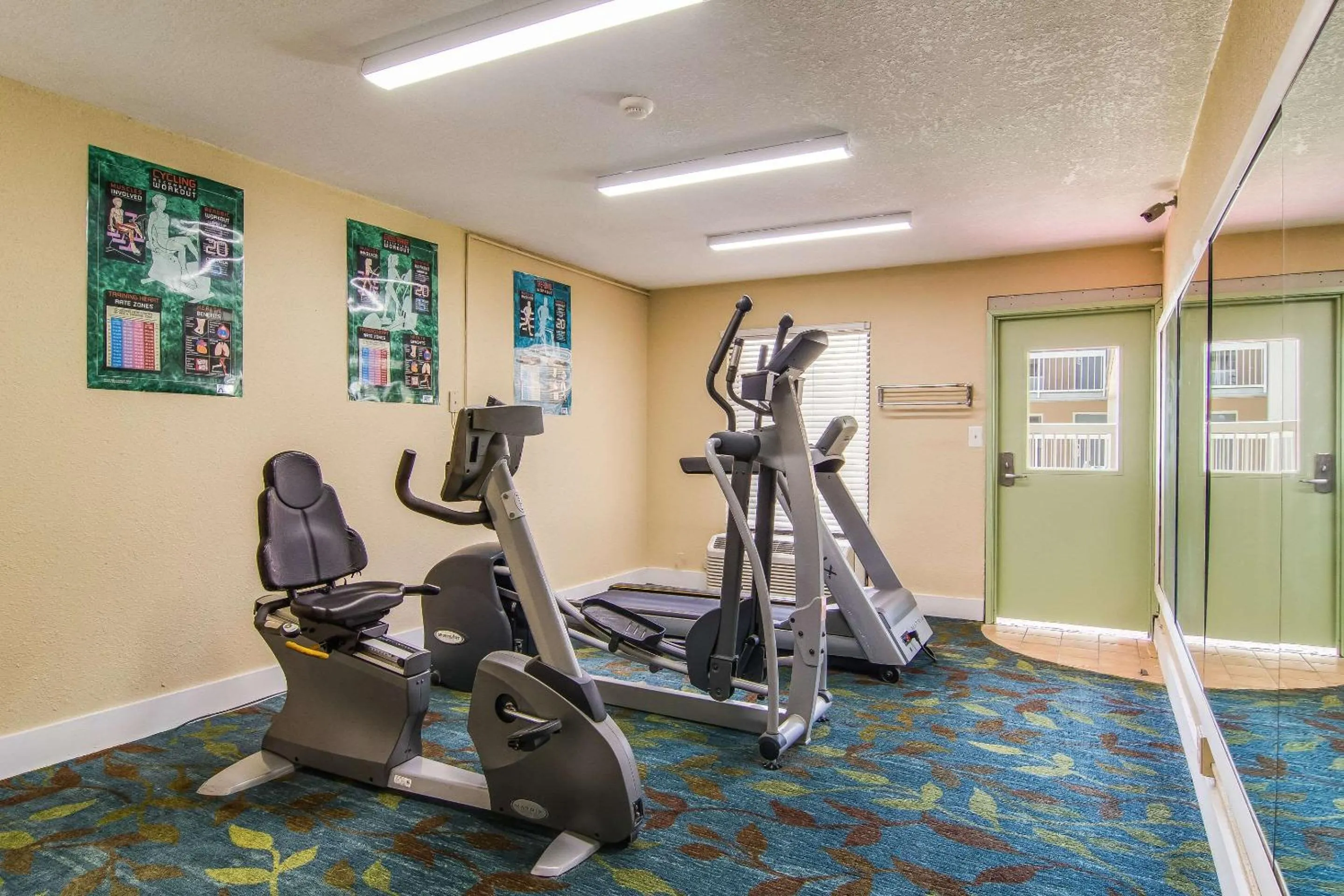Fitness centre/facilities in Suburban Studios Hotel Kingsland Near I-95
