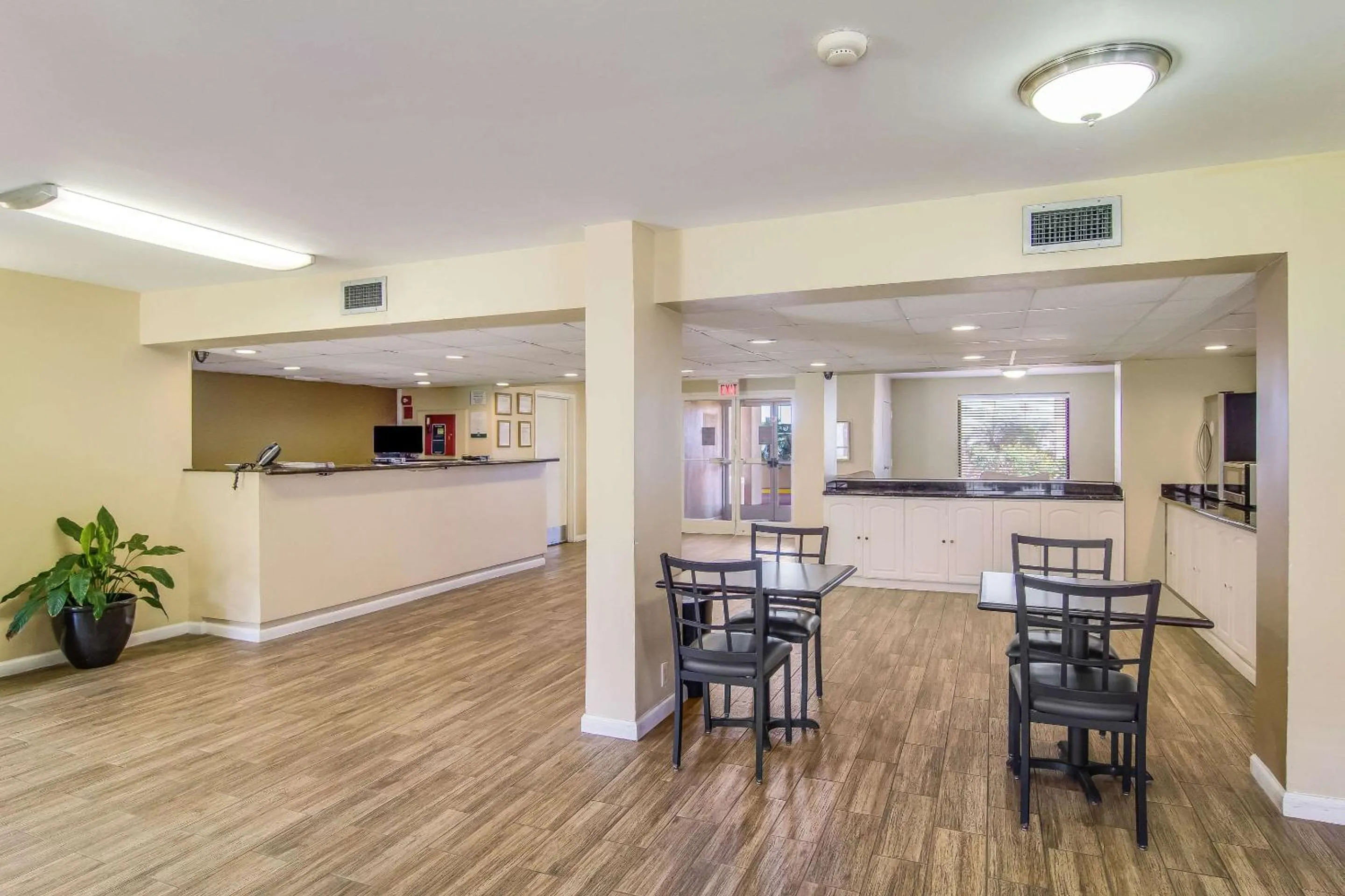 Restaurant/places to eat in Suburban Studios Hotel Kingsland Near I-95