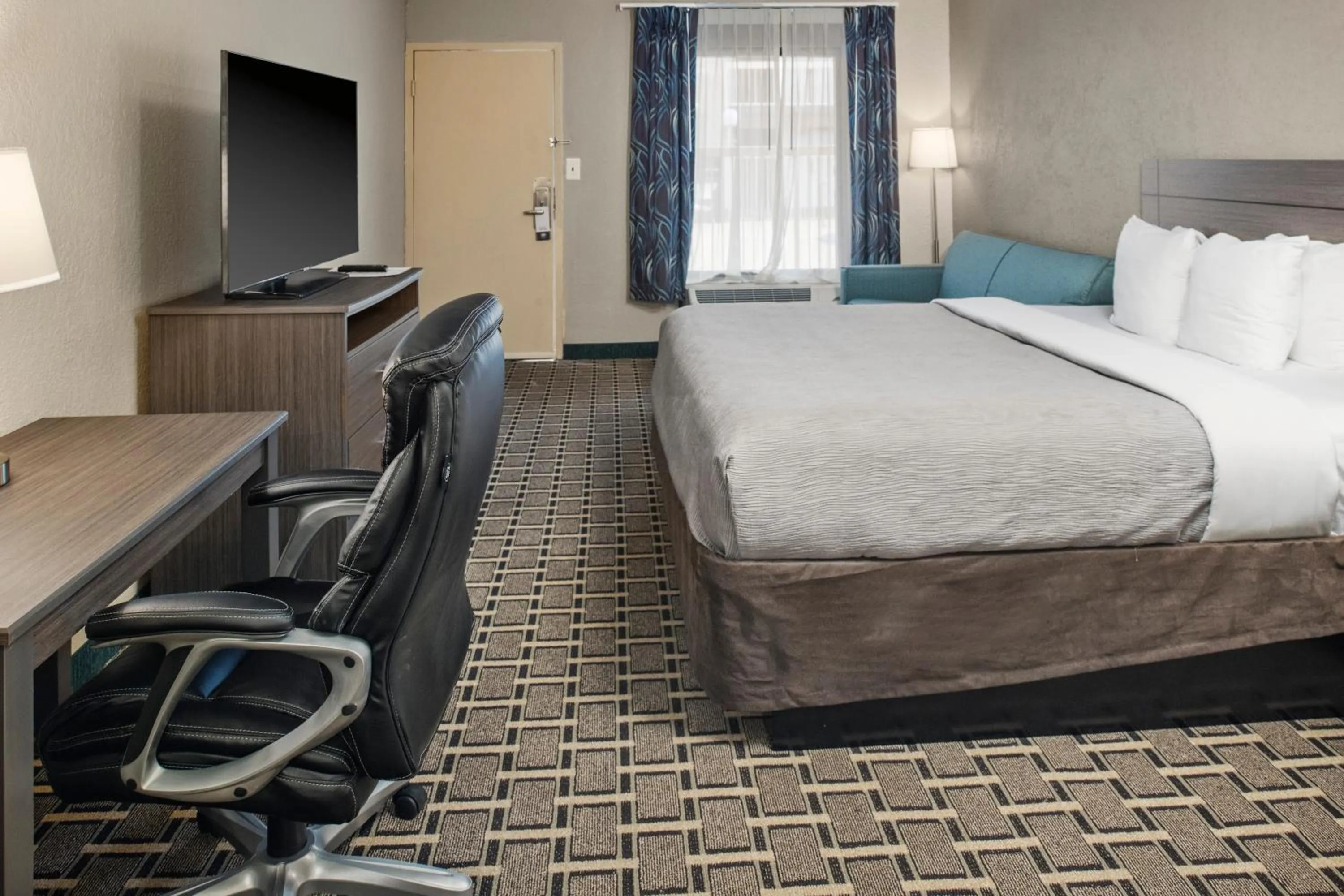 Bed in Suburban Studios Hotel Kingsland Near I-95