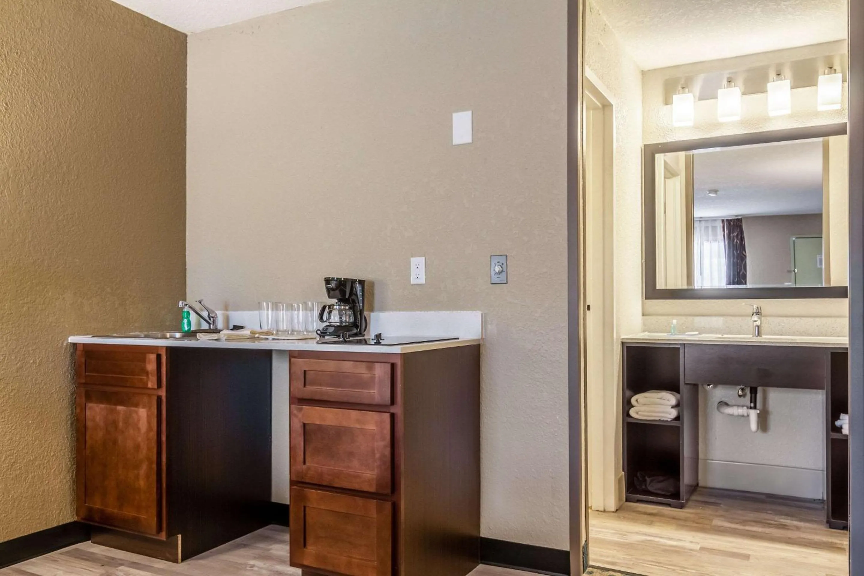 Bedroom in Suburban Studios Hotel Kingsland Near I-95