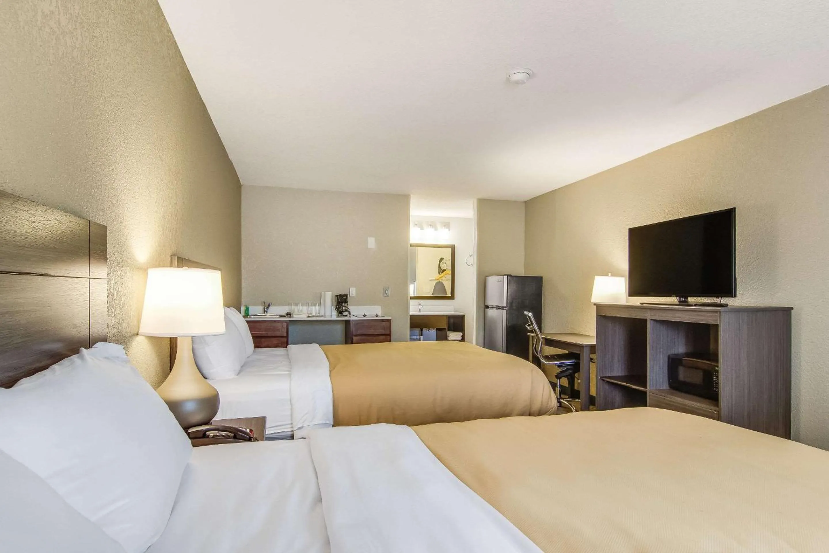 Bedroom, Bed in Suburban Studios Hotel Kingsland Near I-95