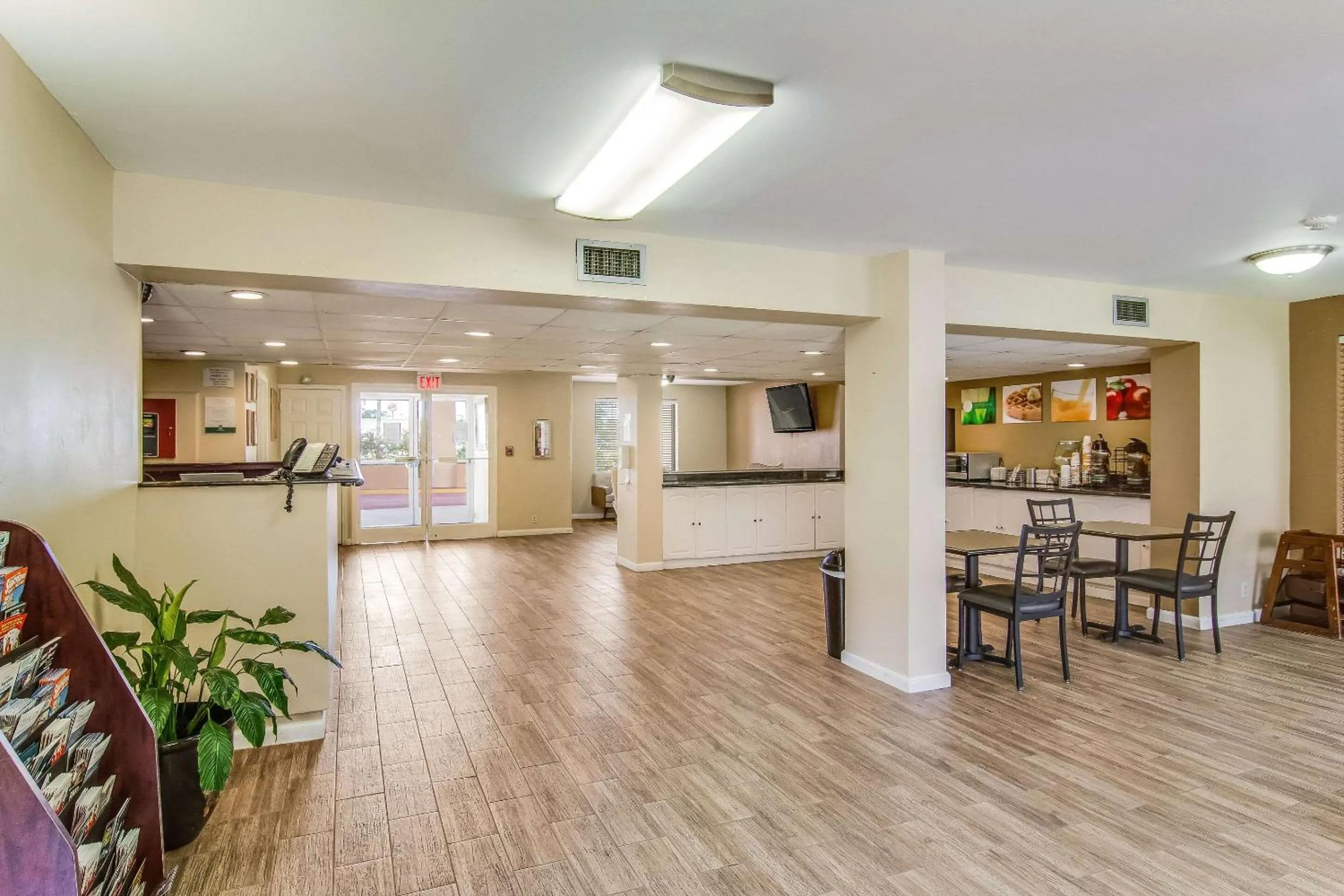 Restaurant/places to eat in Suburban Studios Hotel Kingsland Near I-95