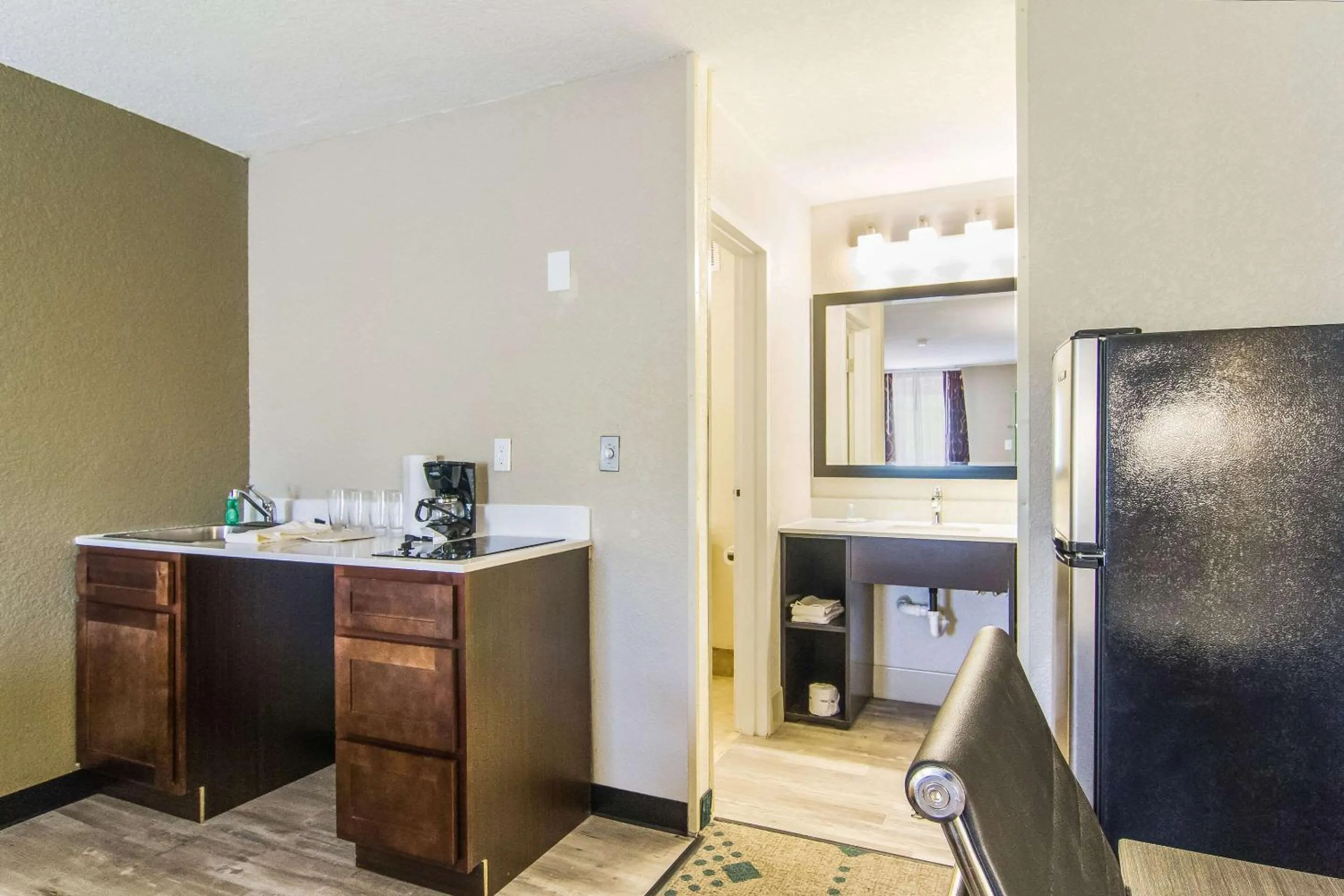 Bedroom in Suburban Studios Hotel Kingsland Near I-95